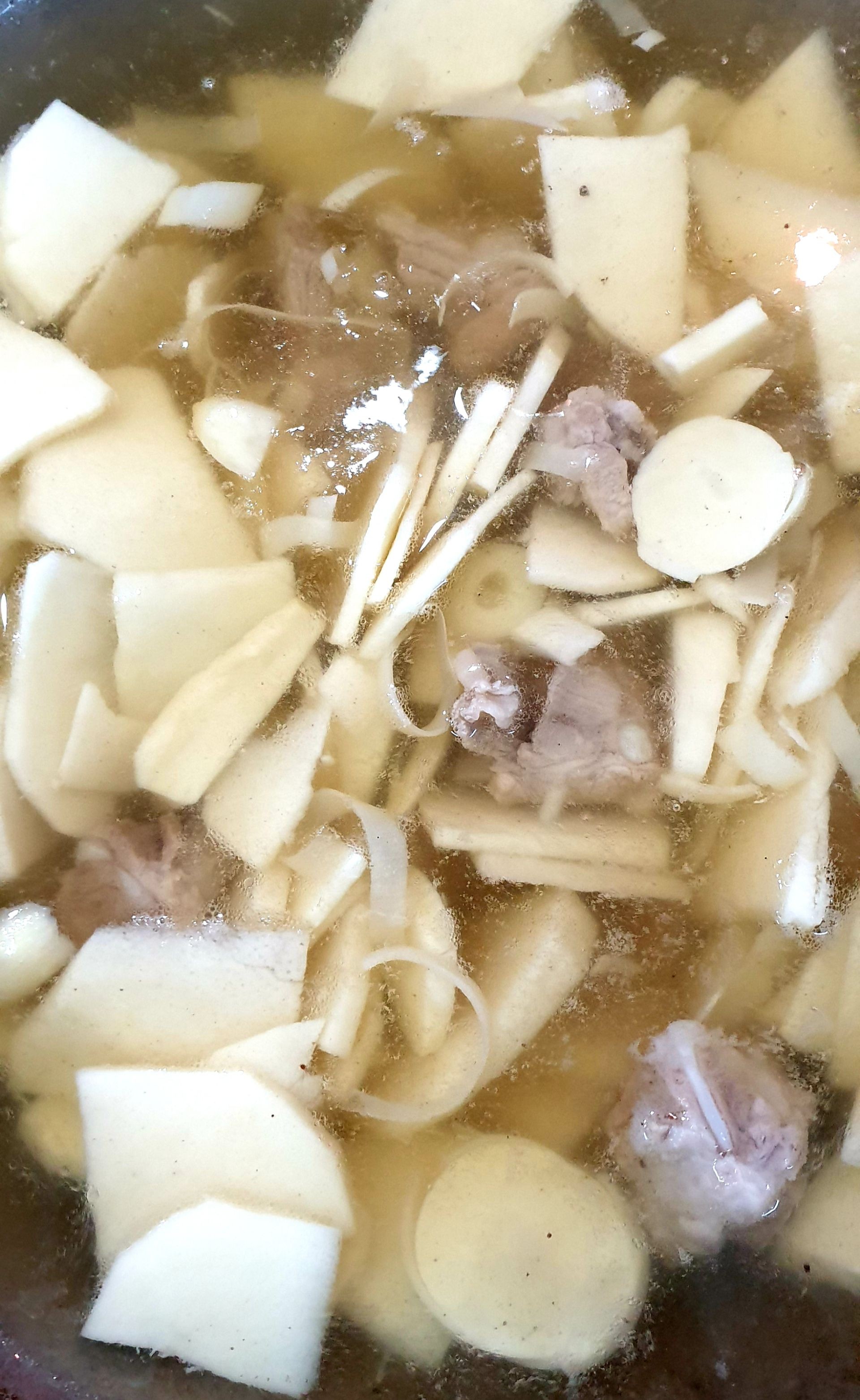 ต้มหน่อไม้สดกับกระดูกหมูอ่อน