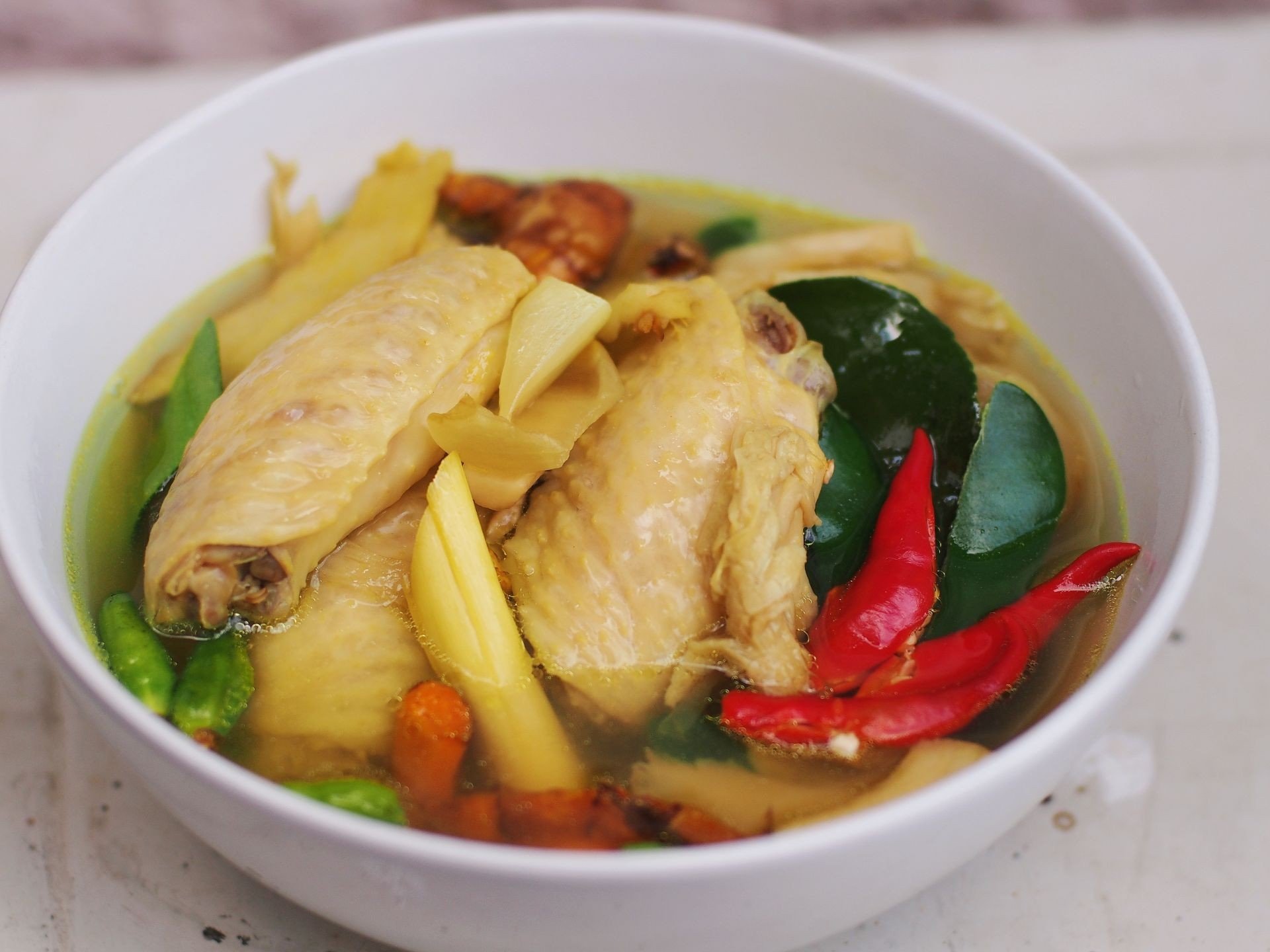 ไก่ต้มขมิ้น