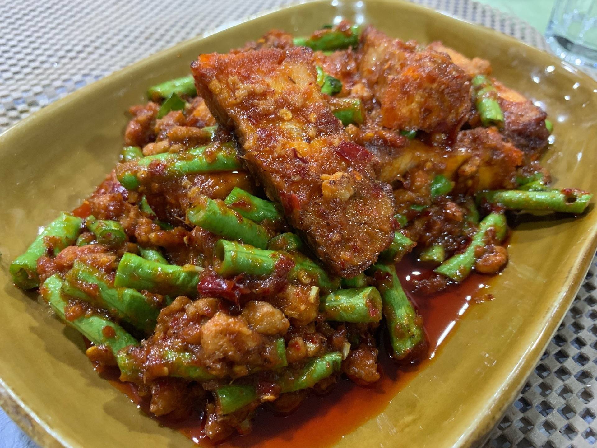 ผัดพริกแกงถั่วหมูกรอบ