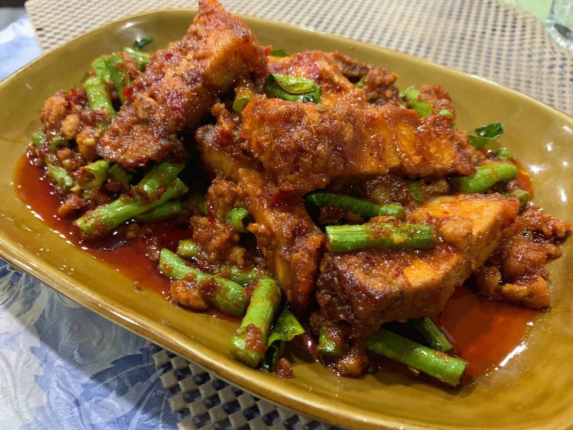 ผัดพริกแกงถั่วหมูกรอบ