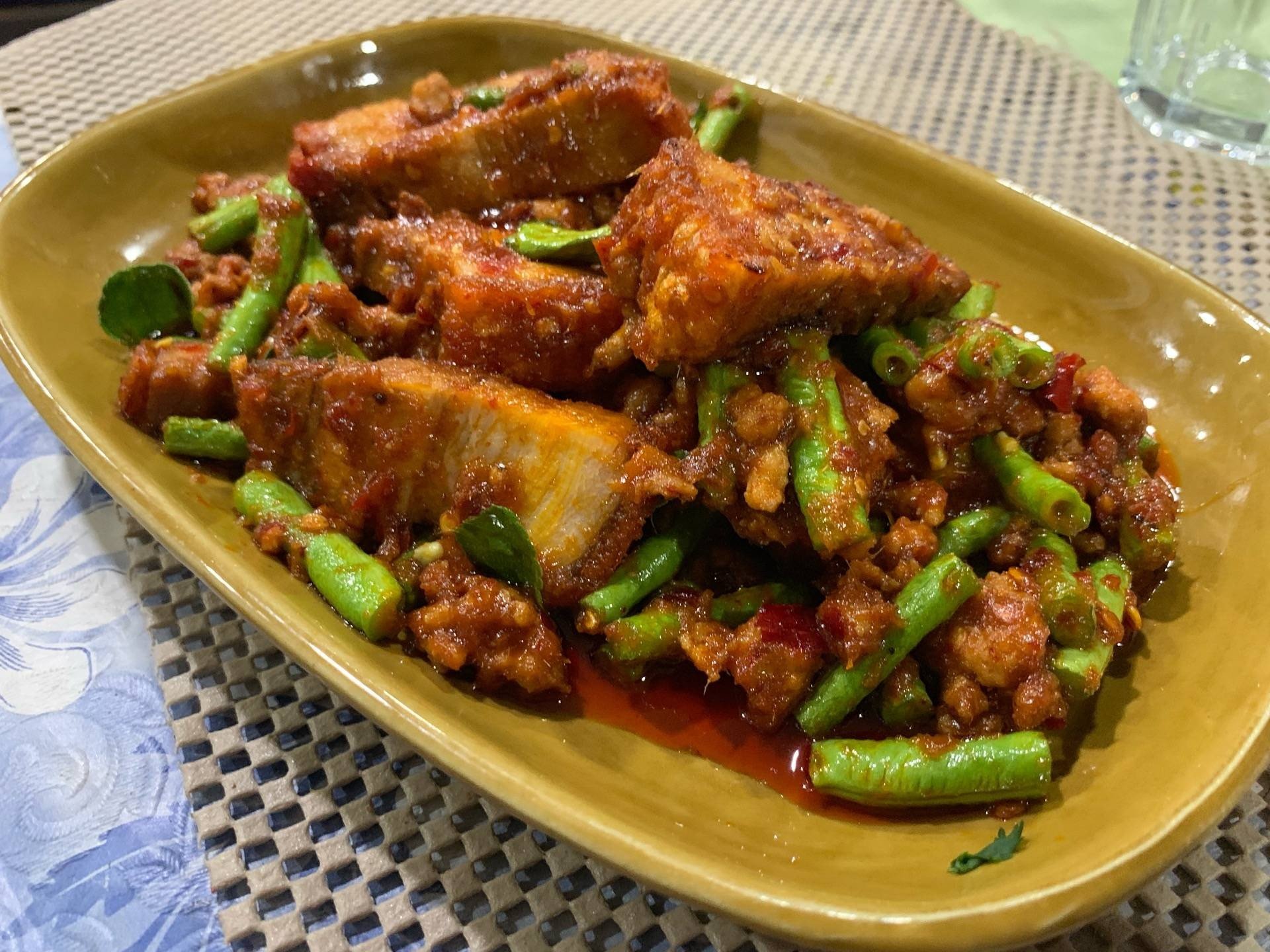 ผัดพริกแกงถั่วหมูกรอบ