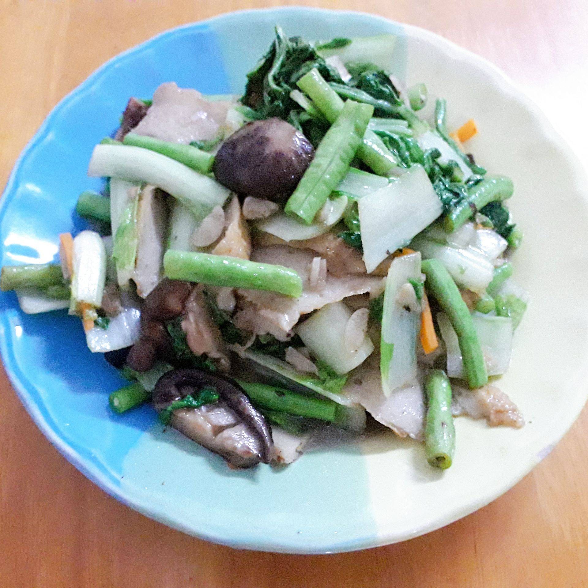 ผัดผักใส่ปลาเส้น