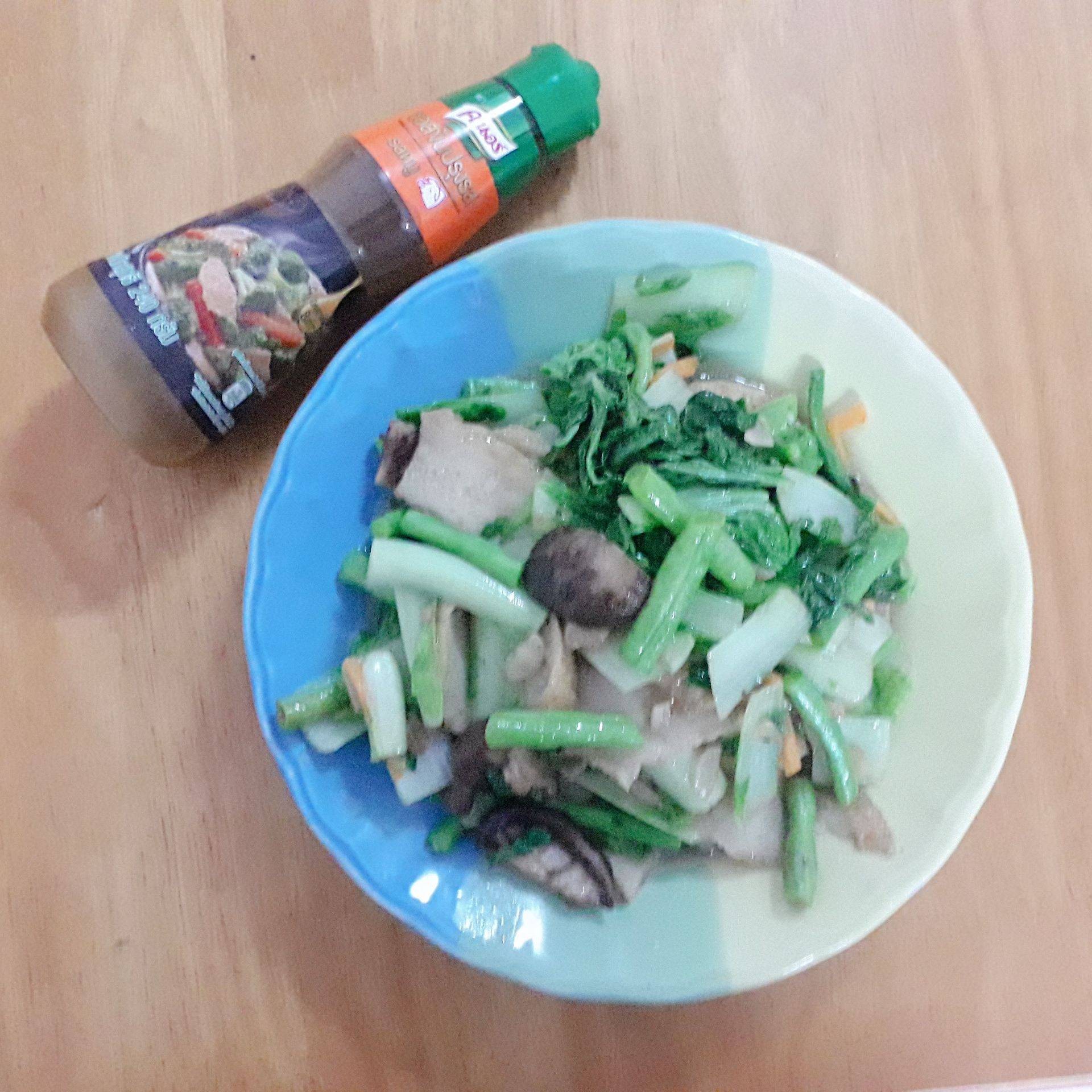 ผัดผักใส่ปลาเส้น