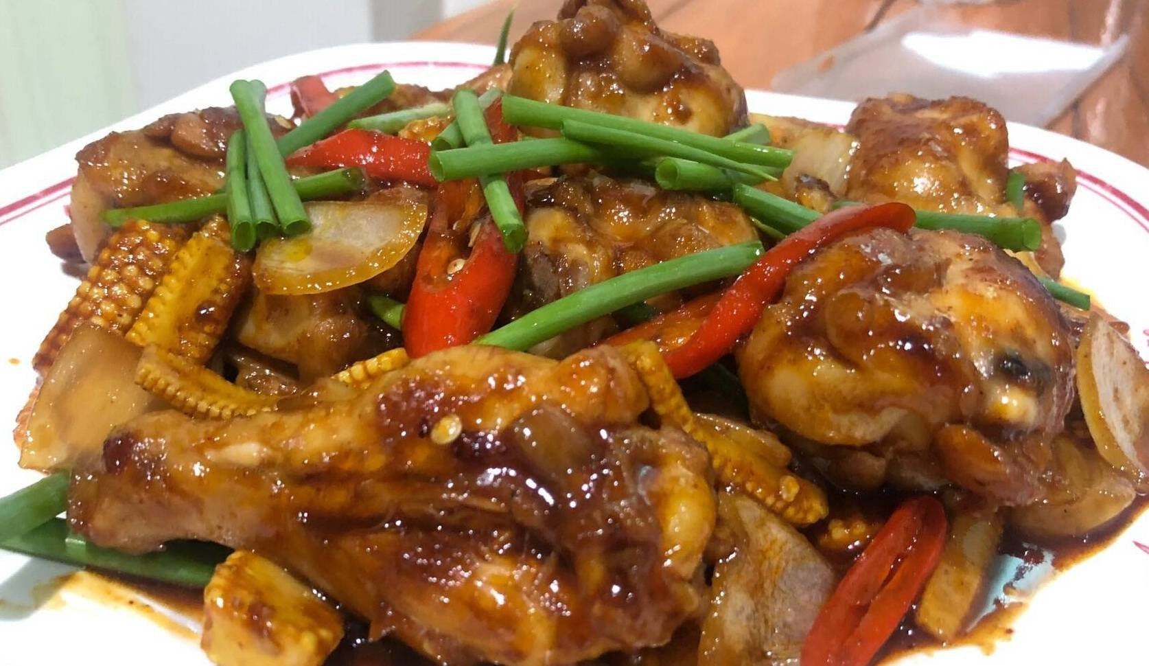น่องไก่อบพริกเผา 
