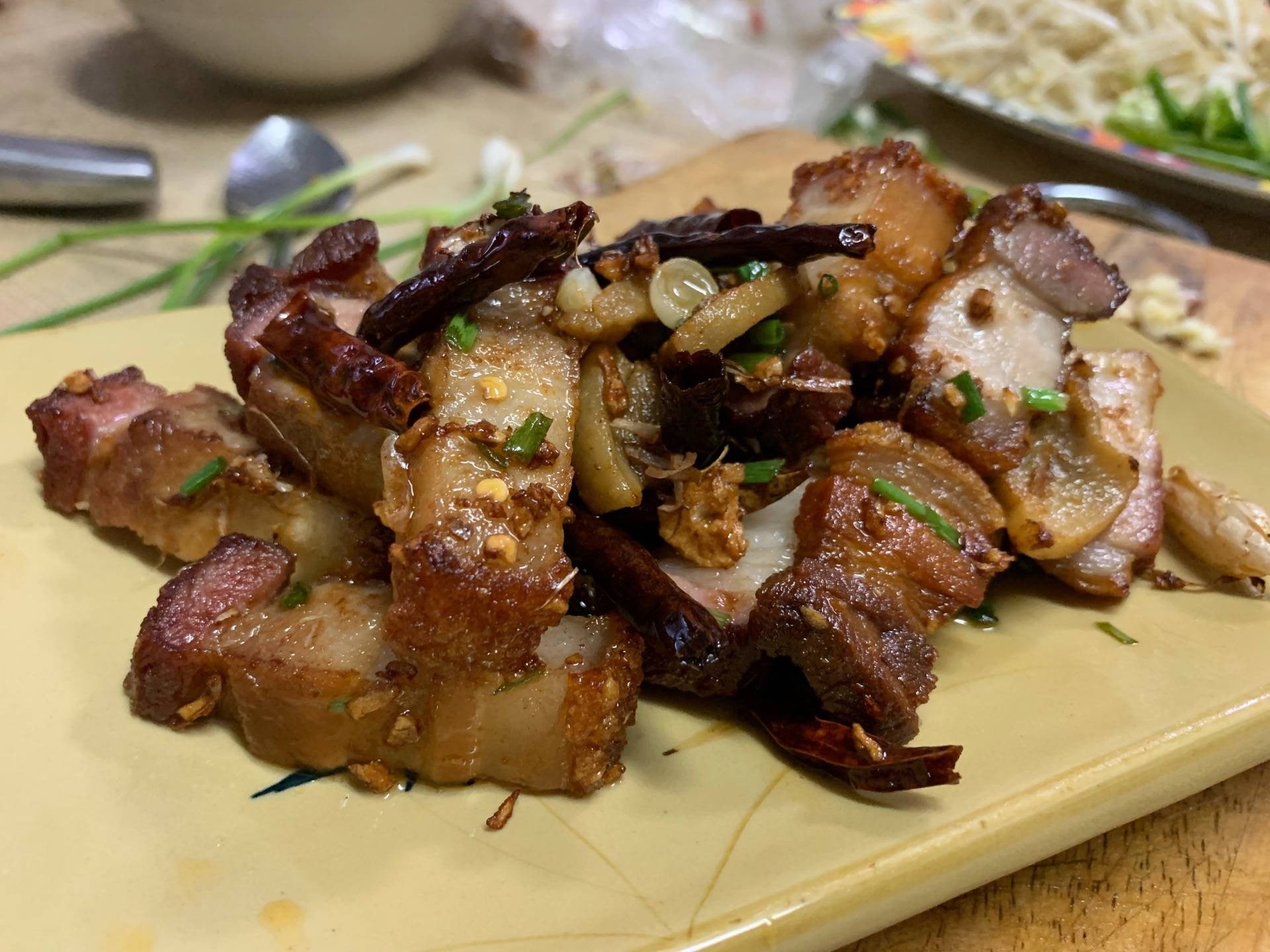 หมูกรอบผัดพริกแห้ง