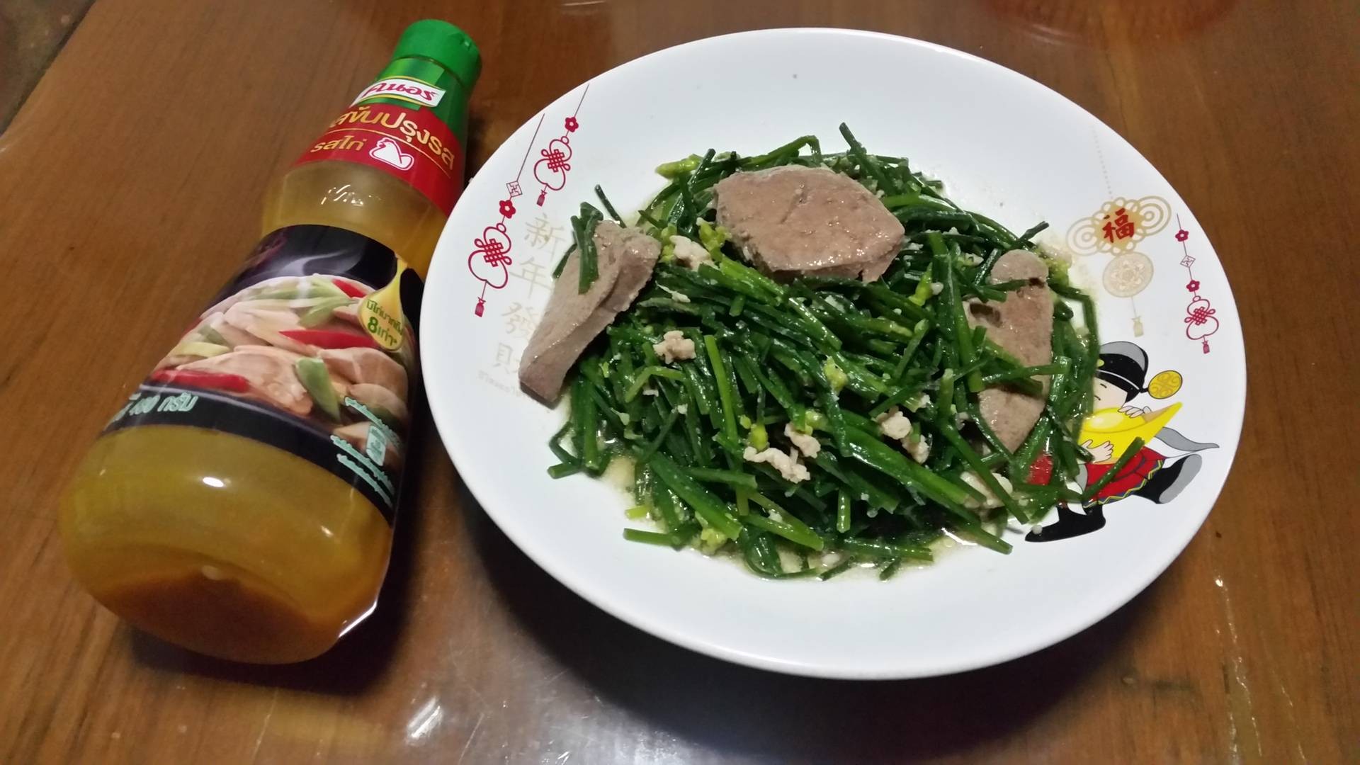 ผัดดอกกุ้ยฉ่ายใส่ตับหมูและหมูสับ