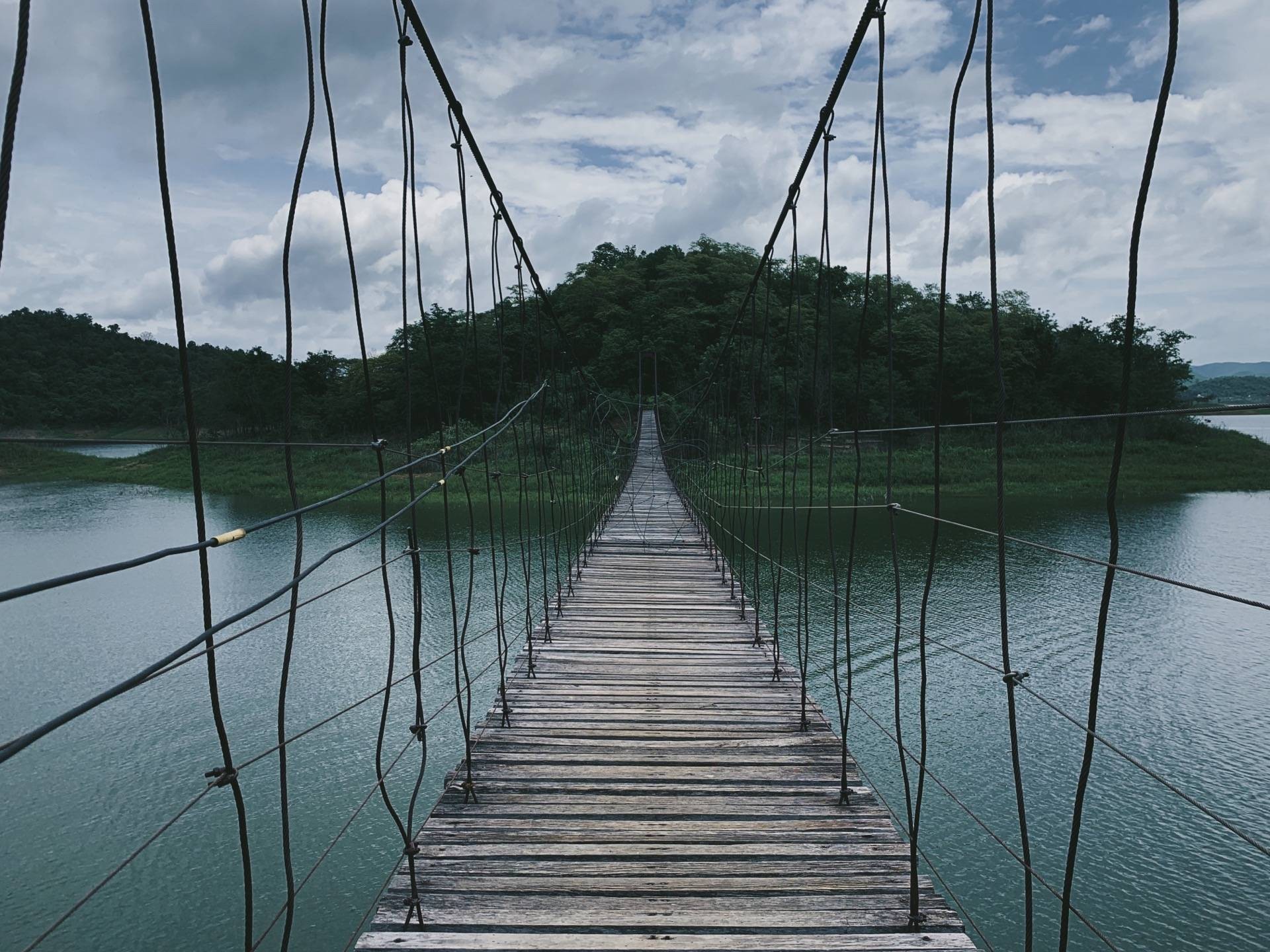 สะพานแขวน ตอนเราไปอากาศค่อนข้างร้อนชื้นแนะนำให้พกร่มหรือหมวกไปด้วยนะคะ