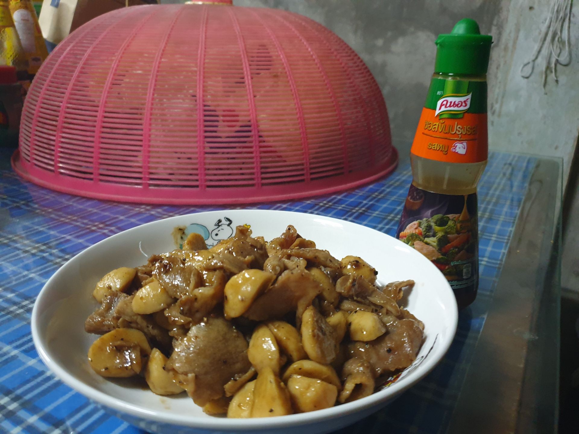 สันคอหมูสไลด์ ผัดพริกไทยดำกับลูกชิ้นหมู