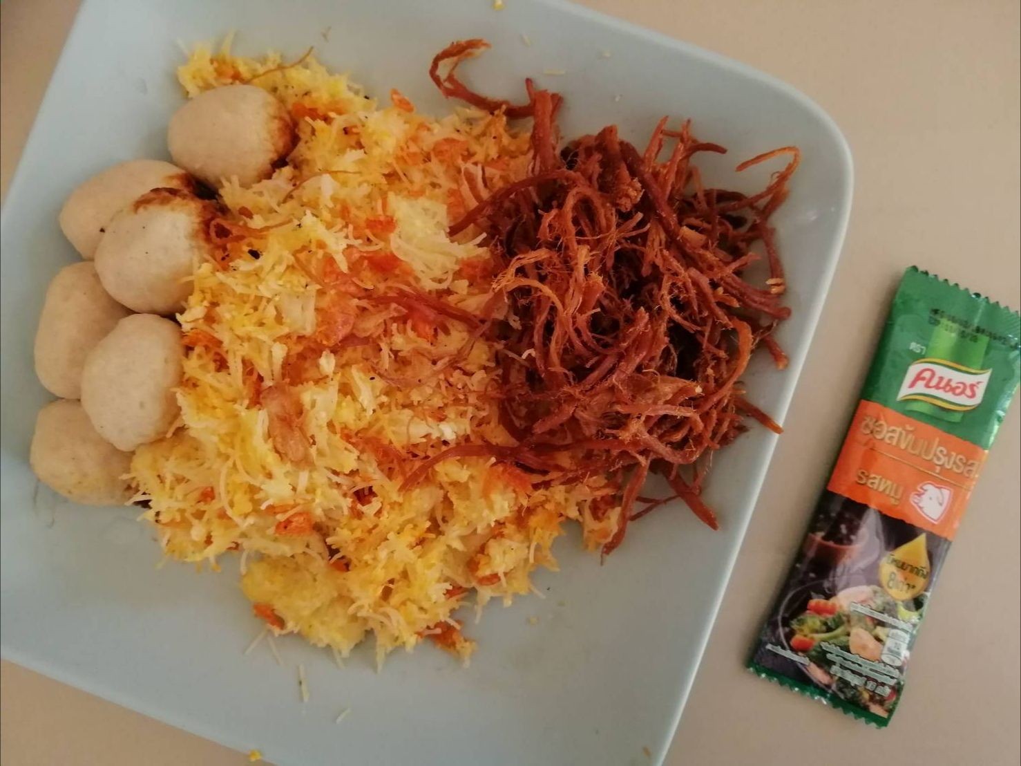 หมี่ขาวผัดซอสคนอร์