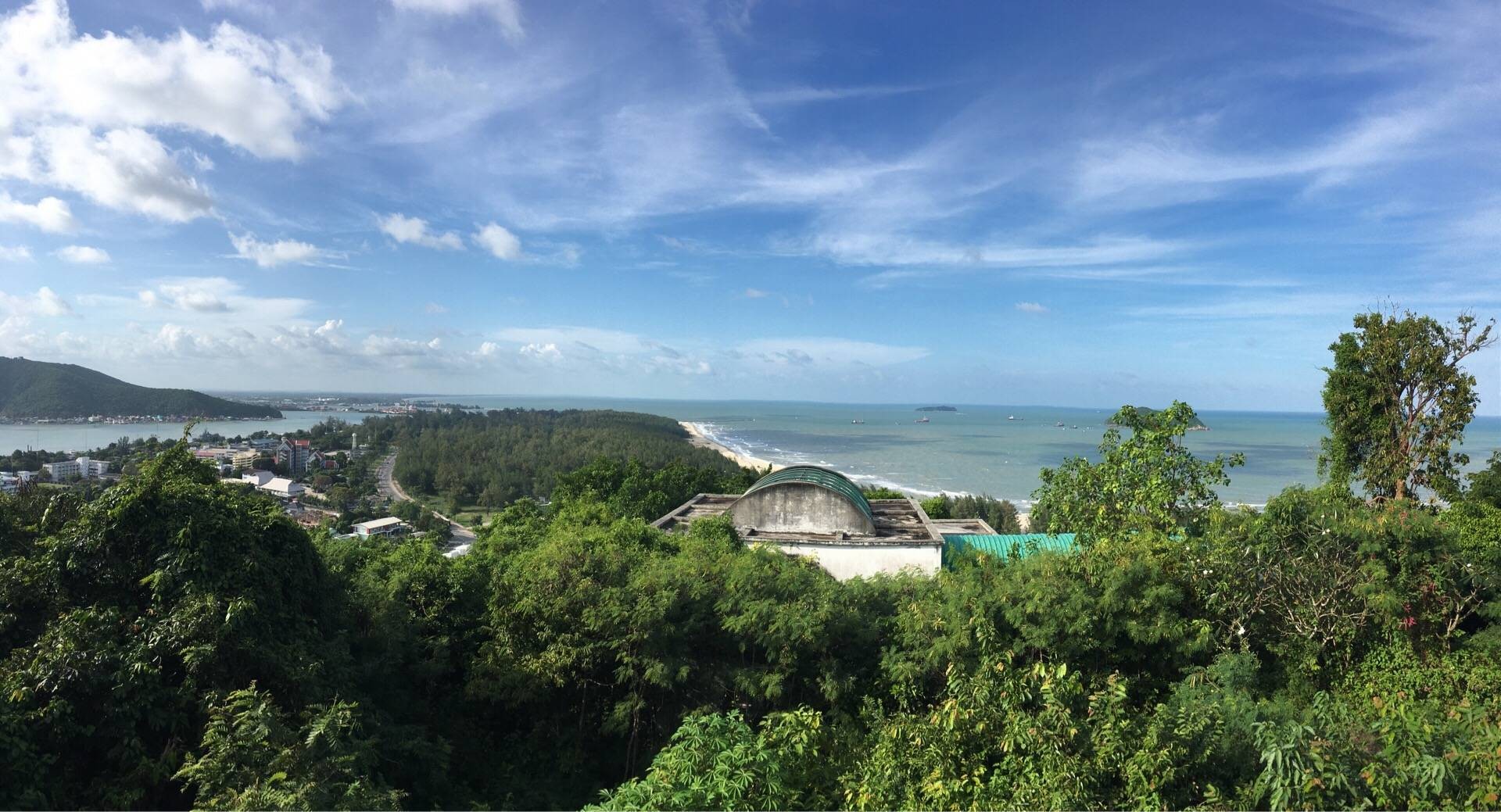 วิวทะเล ขวามือเป็นอ่าวไทย ซ้ายมือเป็นทะเลสาบสงขลา