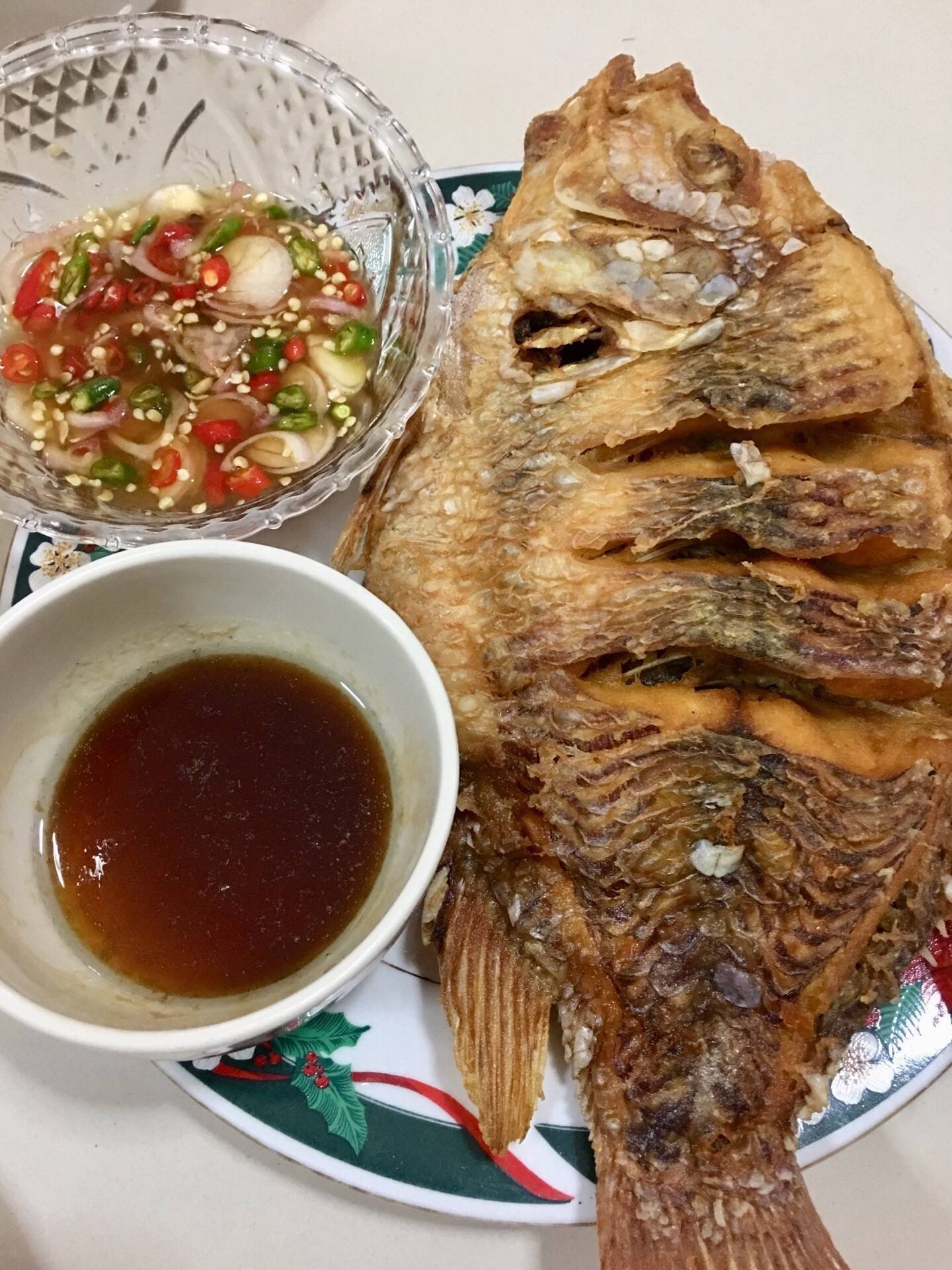 “ปลาทับทิมทอดซอสน้ำปลาราดน้ำยำ”