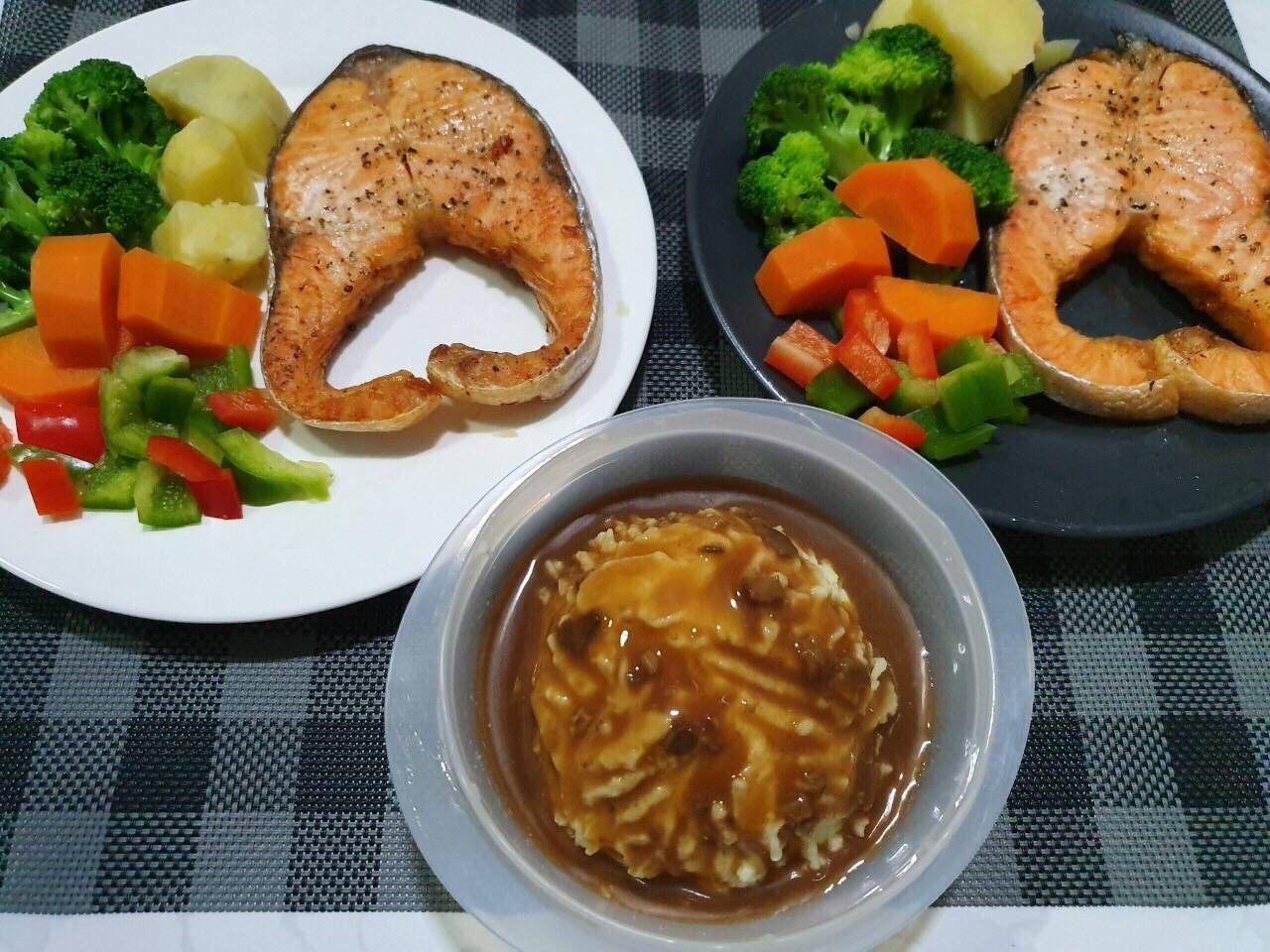 สเต็กแซลมอนและมันบด