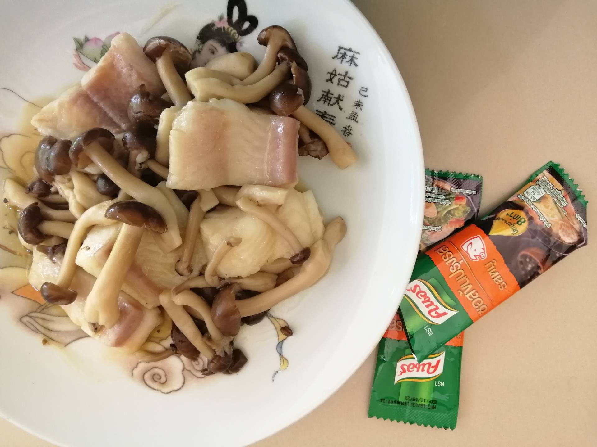 ปลาดอลลี่ผัดเห็ดซอสคนอร์