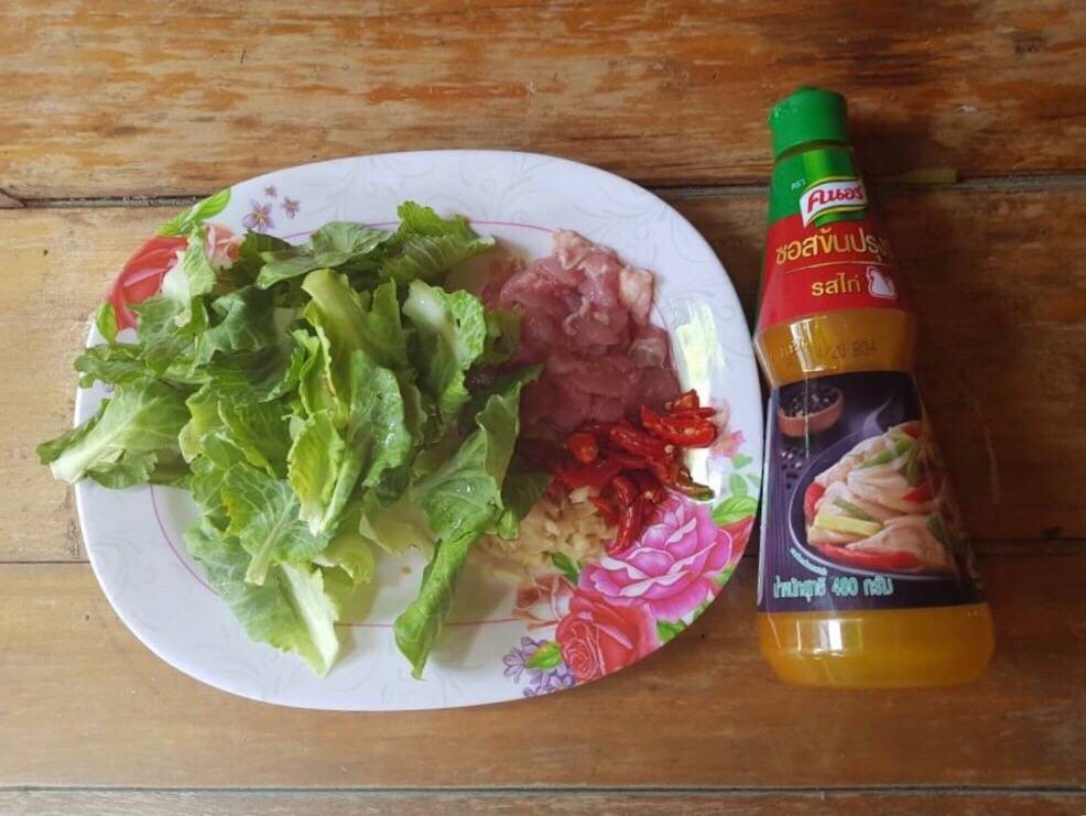 คะน้าหมูผัดซอสไก่