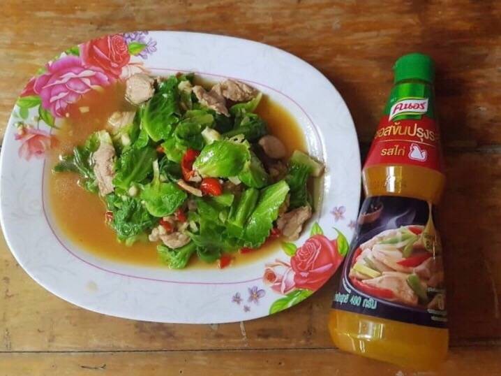 คะน้าหมูผัดซอสไก่
