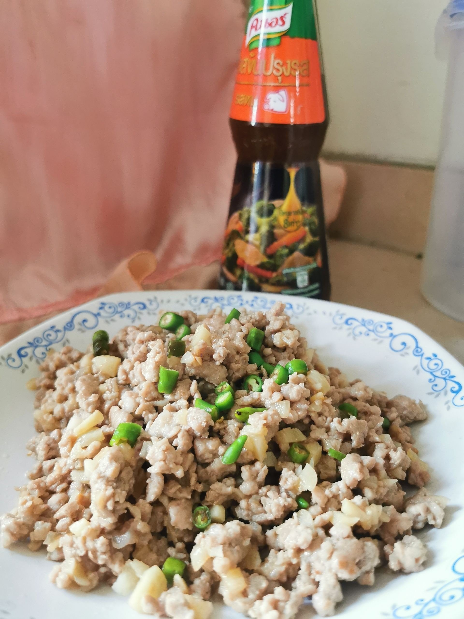 หมูสับผัดกระเทียมโรยพริกสด