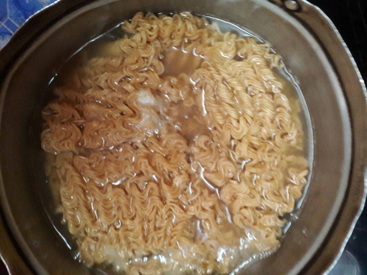 บะหมี่กึ่งสำเร็จรูปผัดจุ้งงง