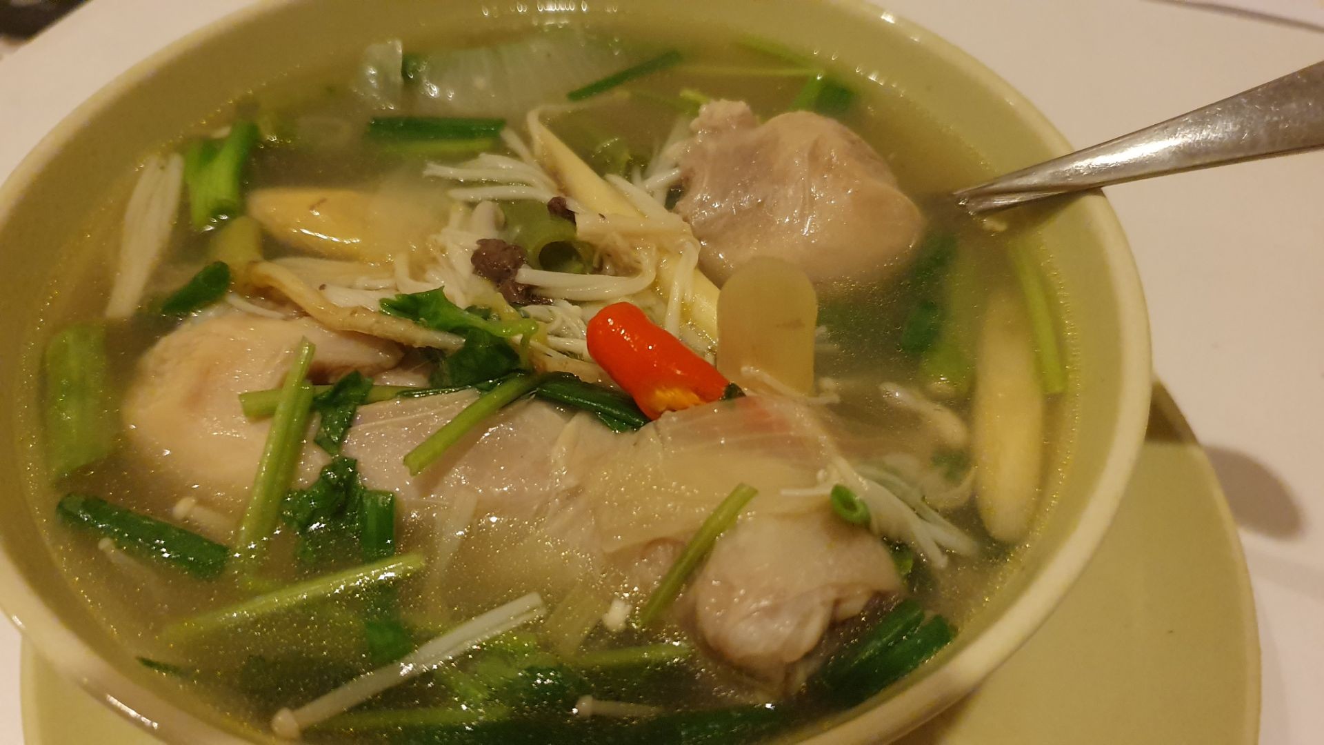 ต้มยำน่องไก่ ใส่ทุกอย่างในตู้เย็น