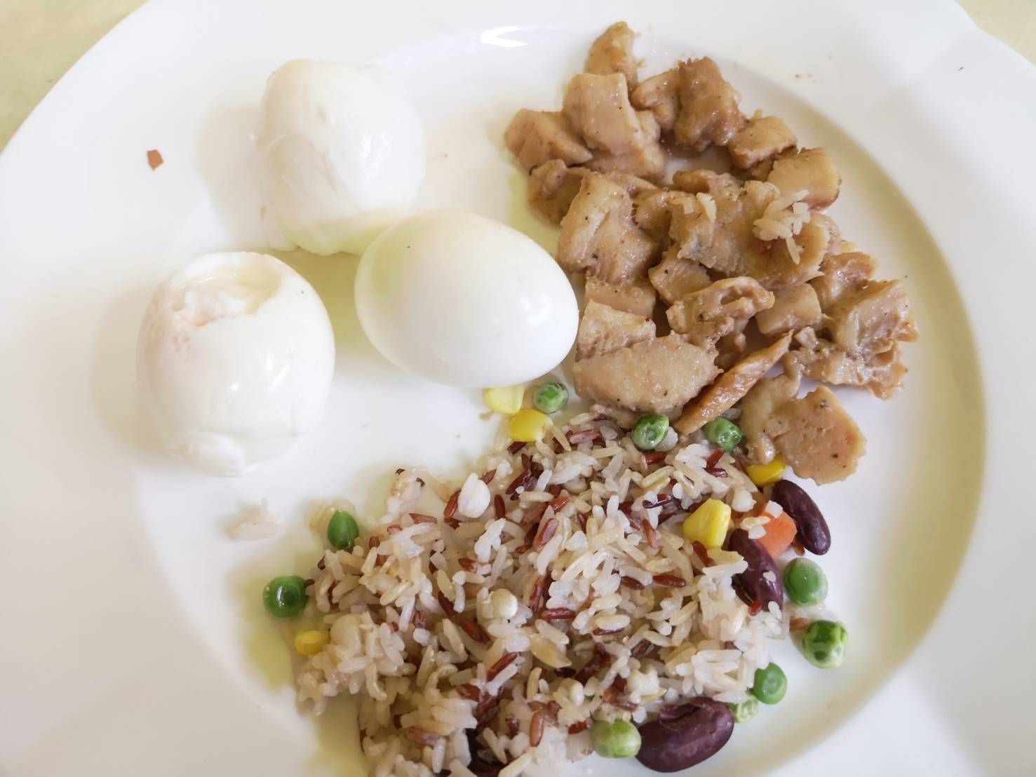 ข้าวธัญพืช อกไก่ ไข่ต้มคนคลีน
