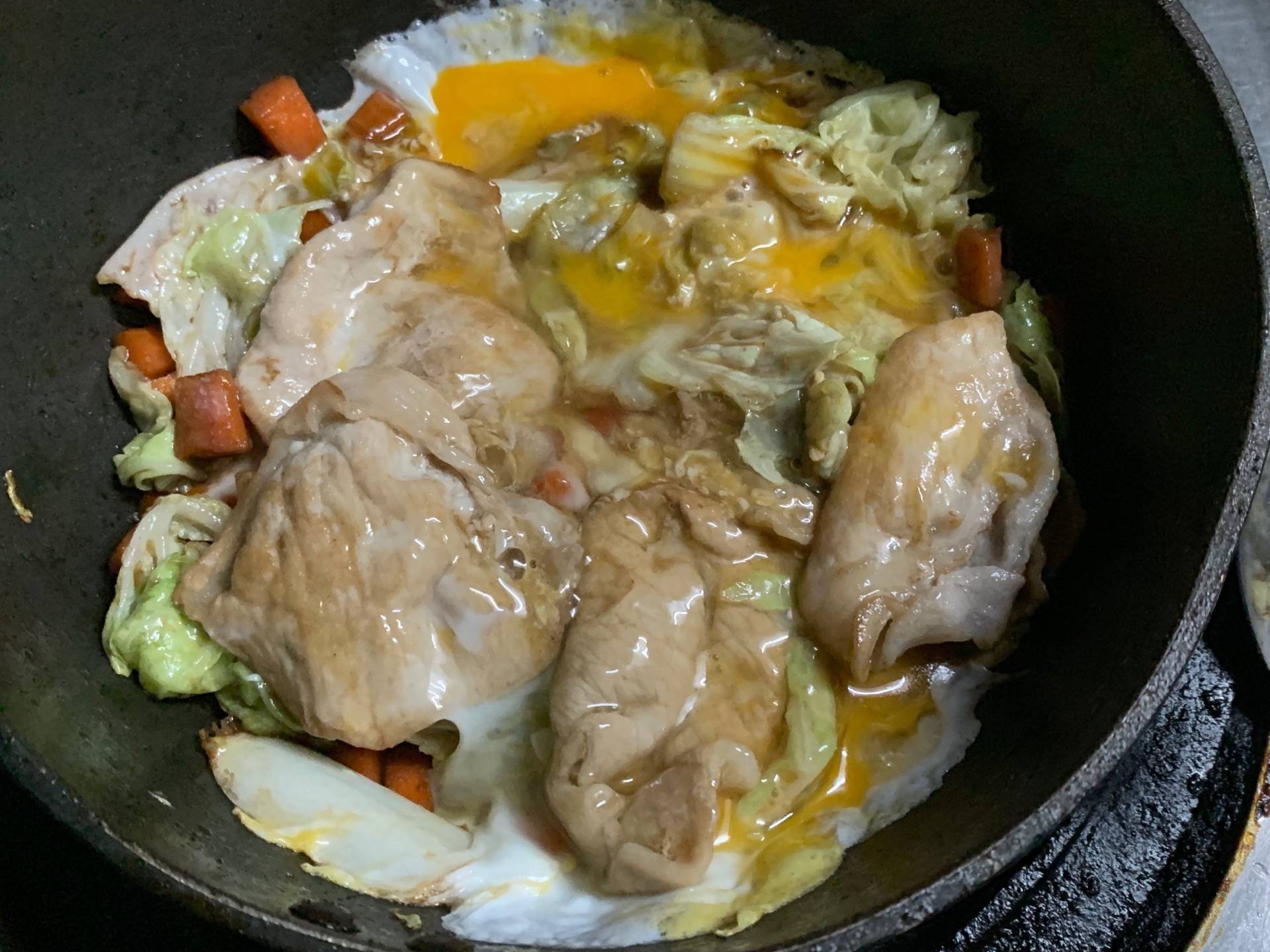 หมี่หยกหมูสไลด์ผัดซอสสุกี้ดำ