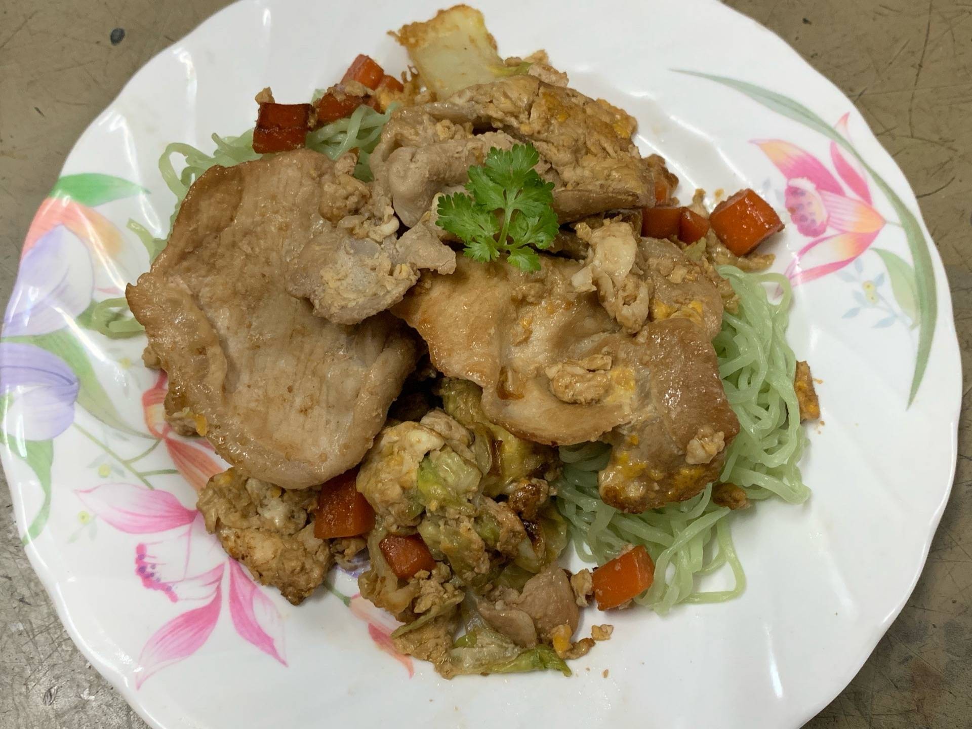 หมี่หยกหมูสไลด์ผัดซอสสุกี้ดำ