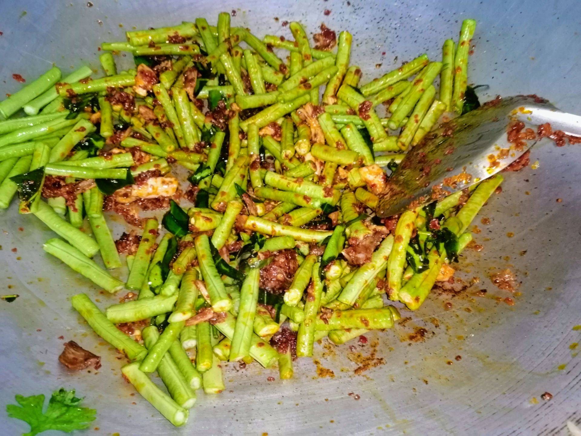 ถั่วฝักยาวผัดพริกแกง​