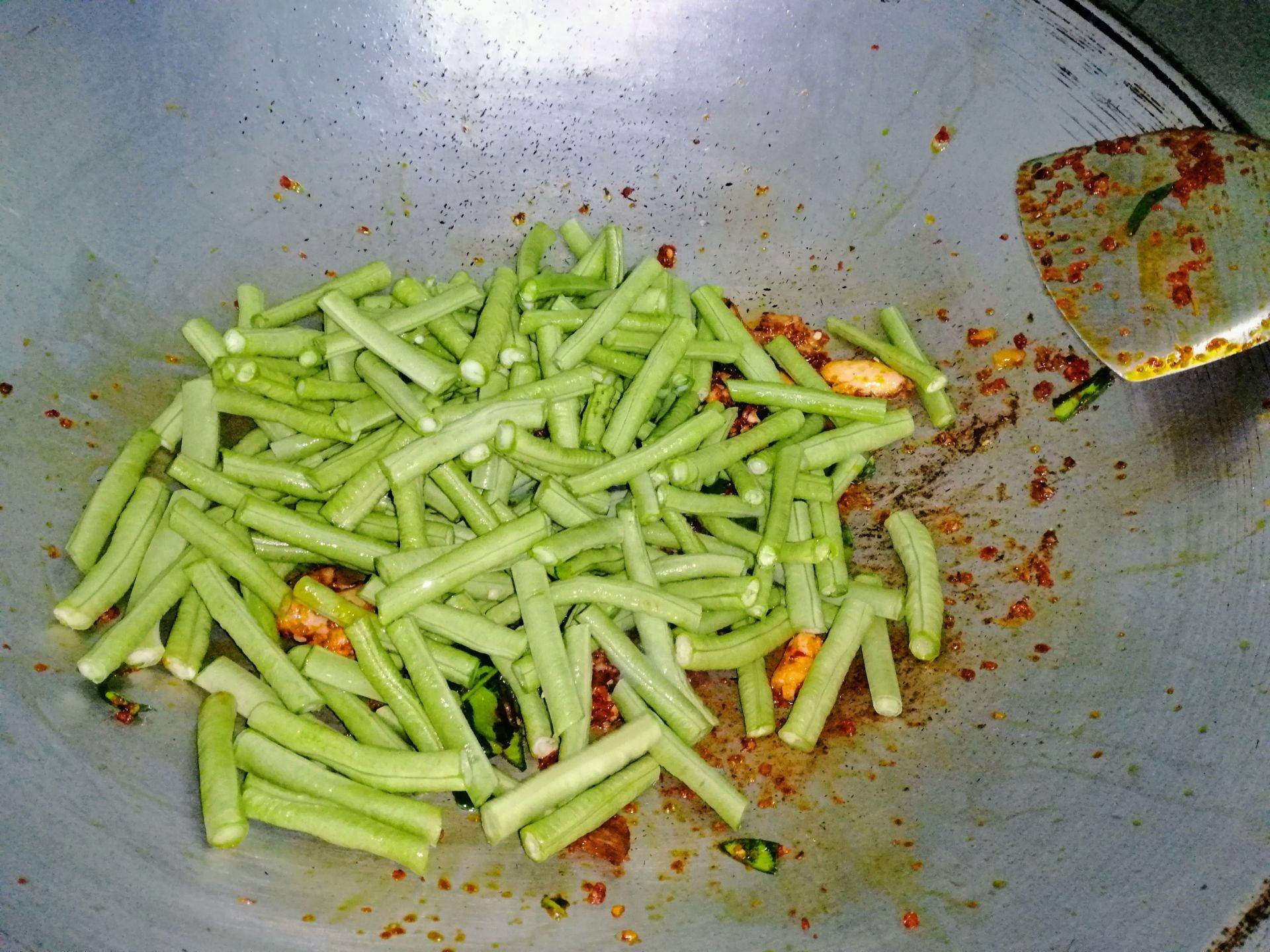 ถั่วฝักยาวผัดพริกแกง​