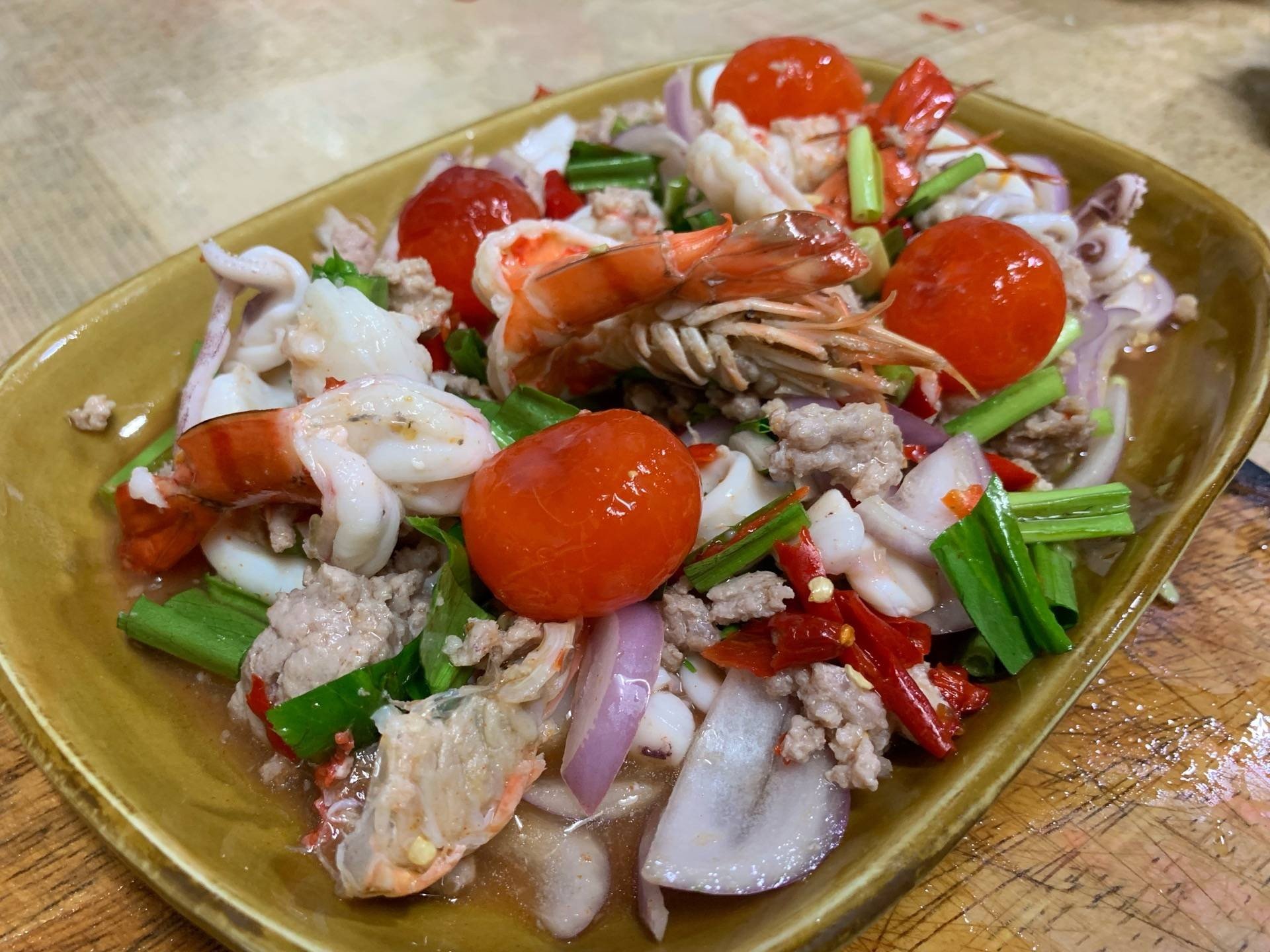 ยำหมูหมึกกุ้งปะทะไข่แดงเค็ม