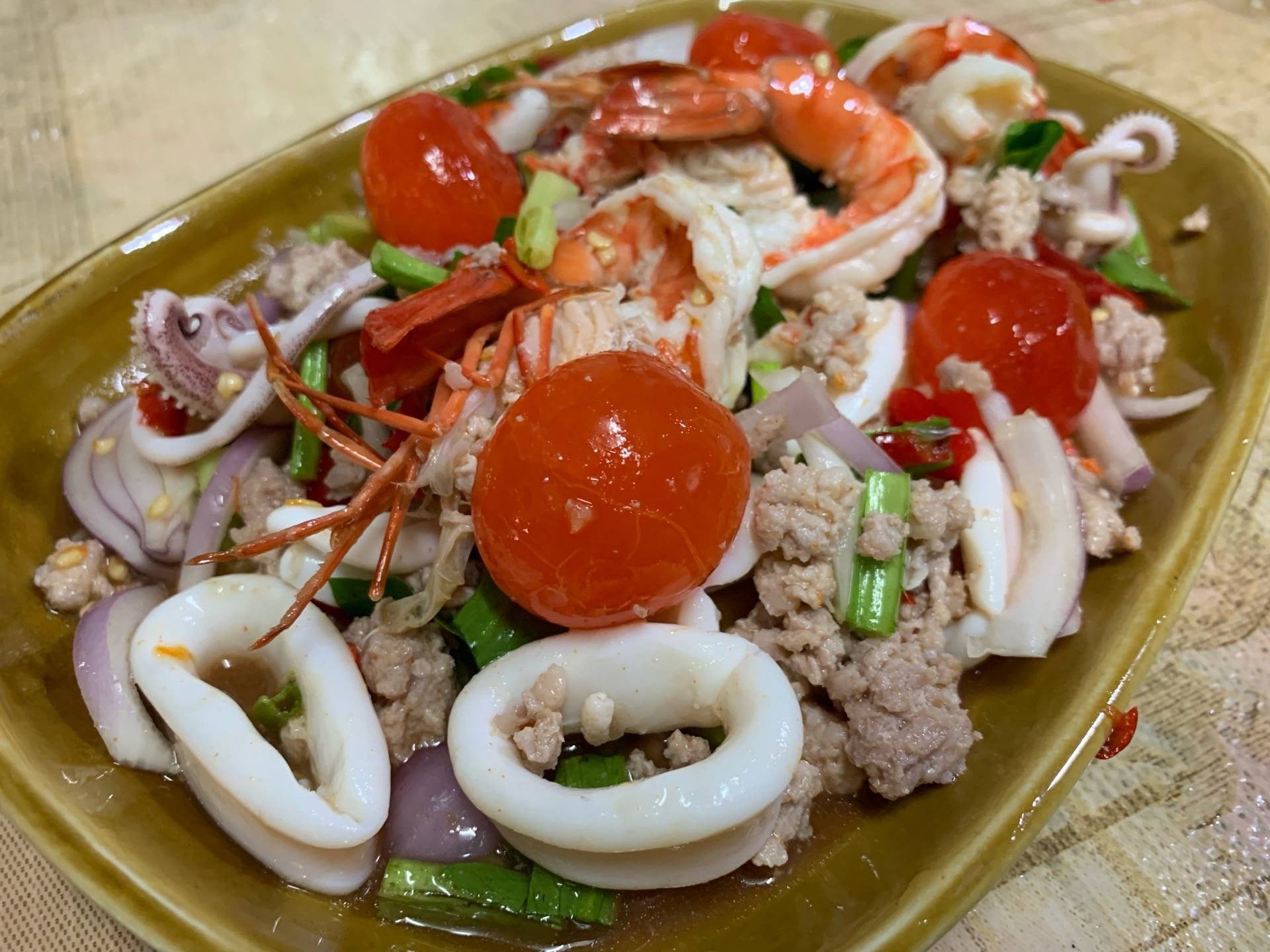 ยำหมูหมึกกุ้งปะทะไข่แดงเค็ม