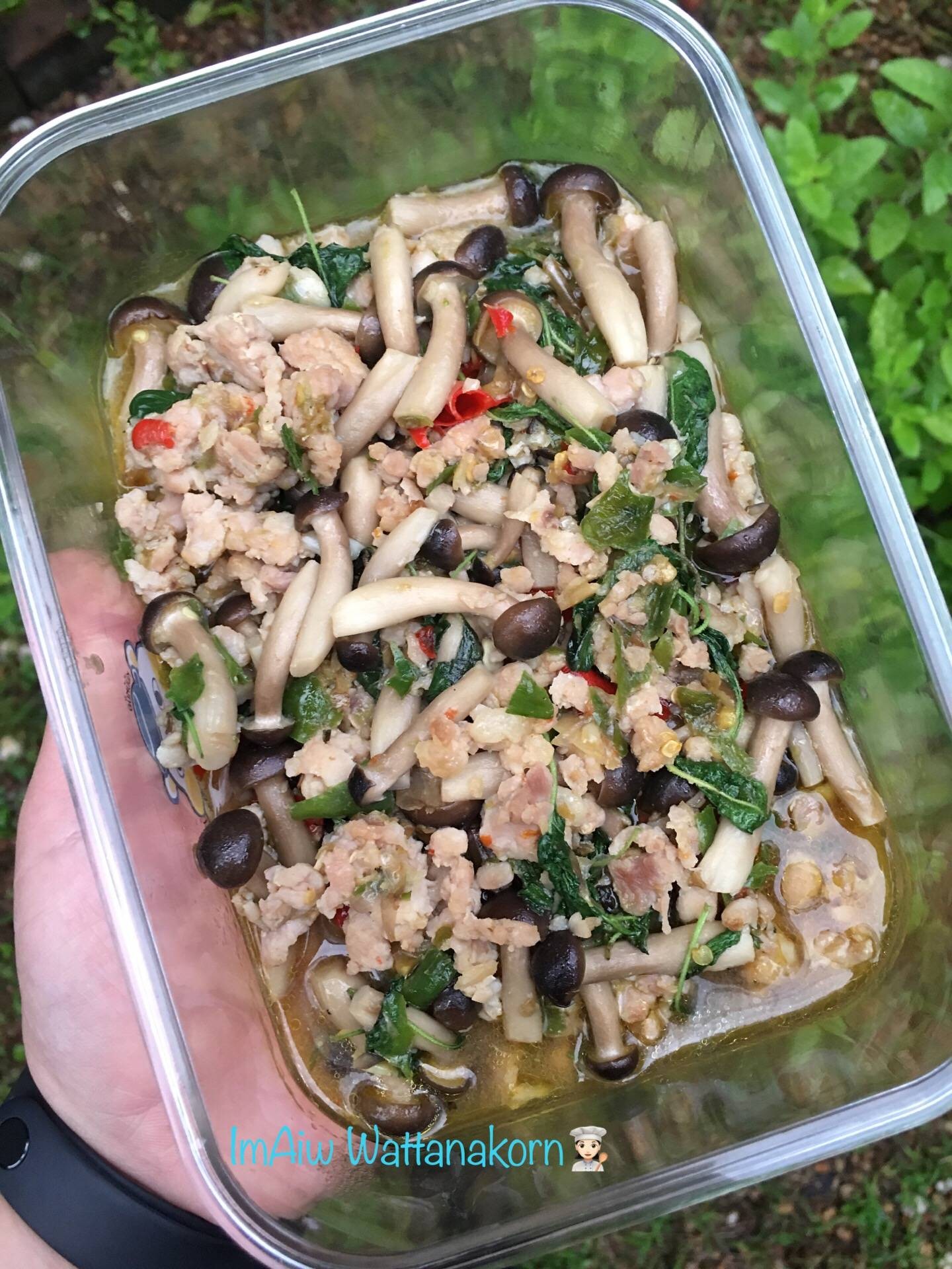 “ผัดกระเพราไก่ใส่เห็ดโคนญี่ปุ่น"