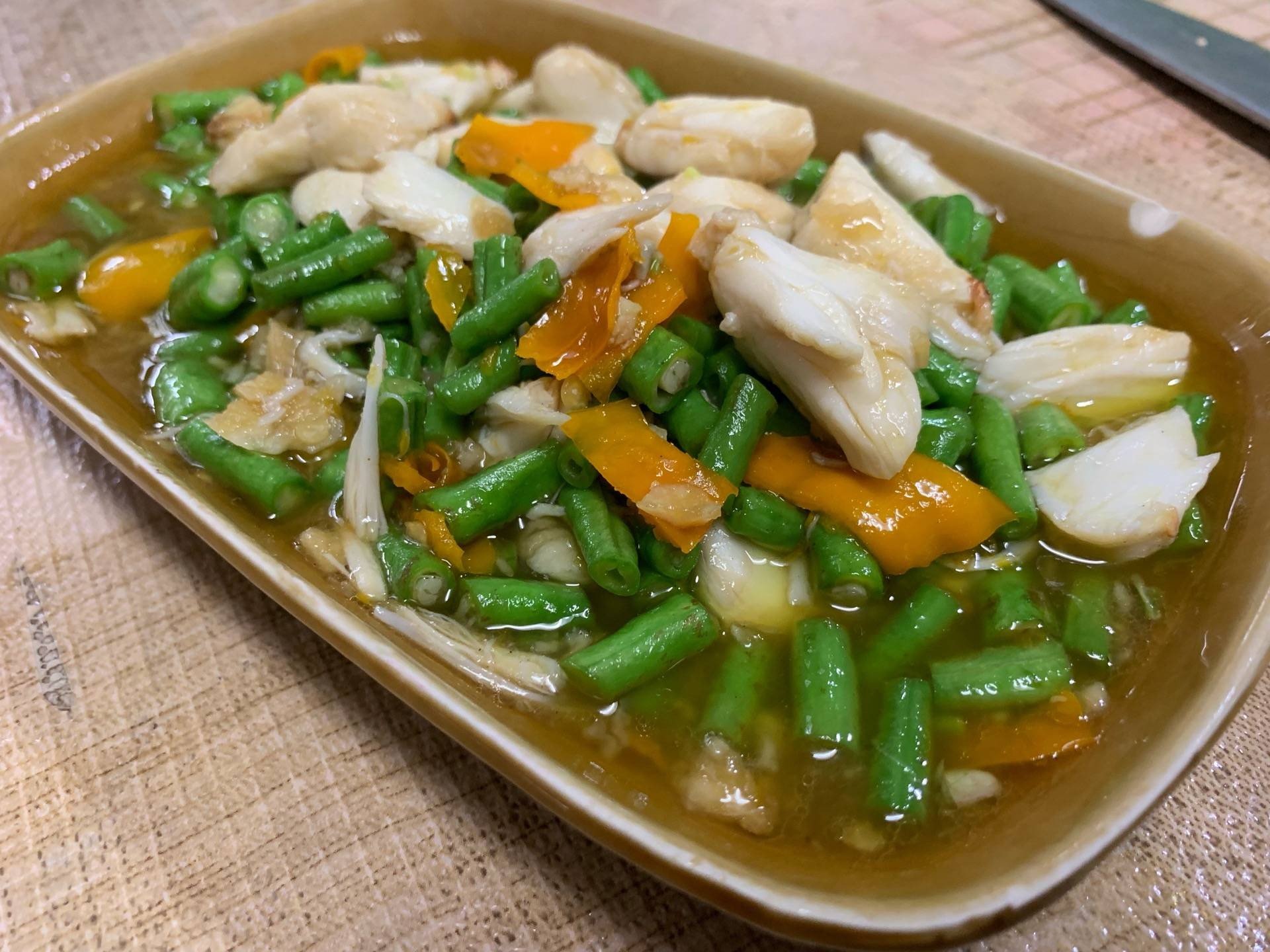 เนื้อปูก้อนผัดพริกเหลือง