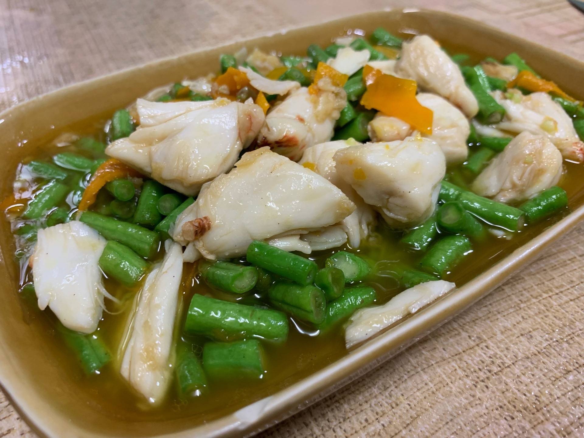 เนื้อปูก้อนผัดพริกเหลือง