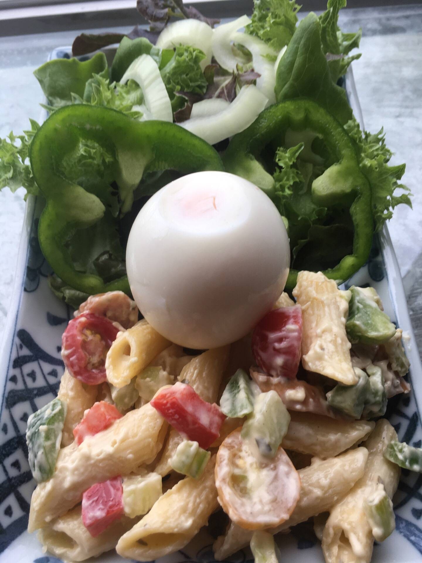 สลัดไข่มะตูมและเพเน่เพื่อนของเขา