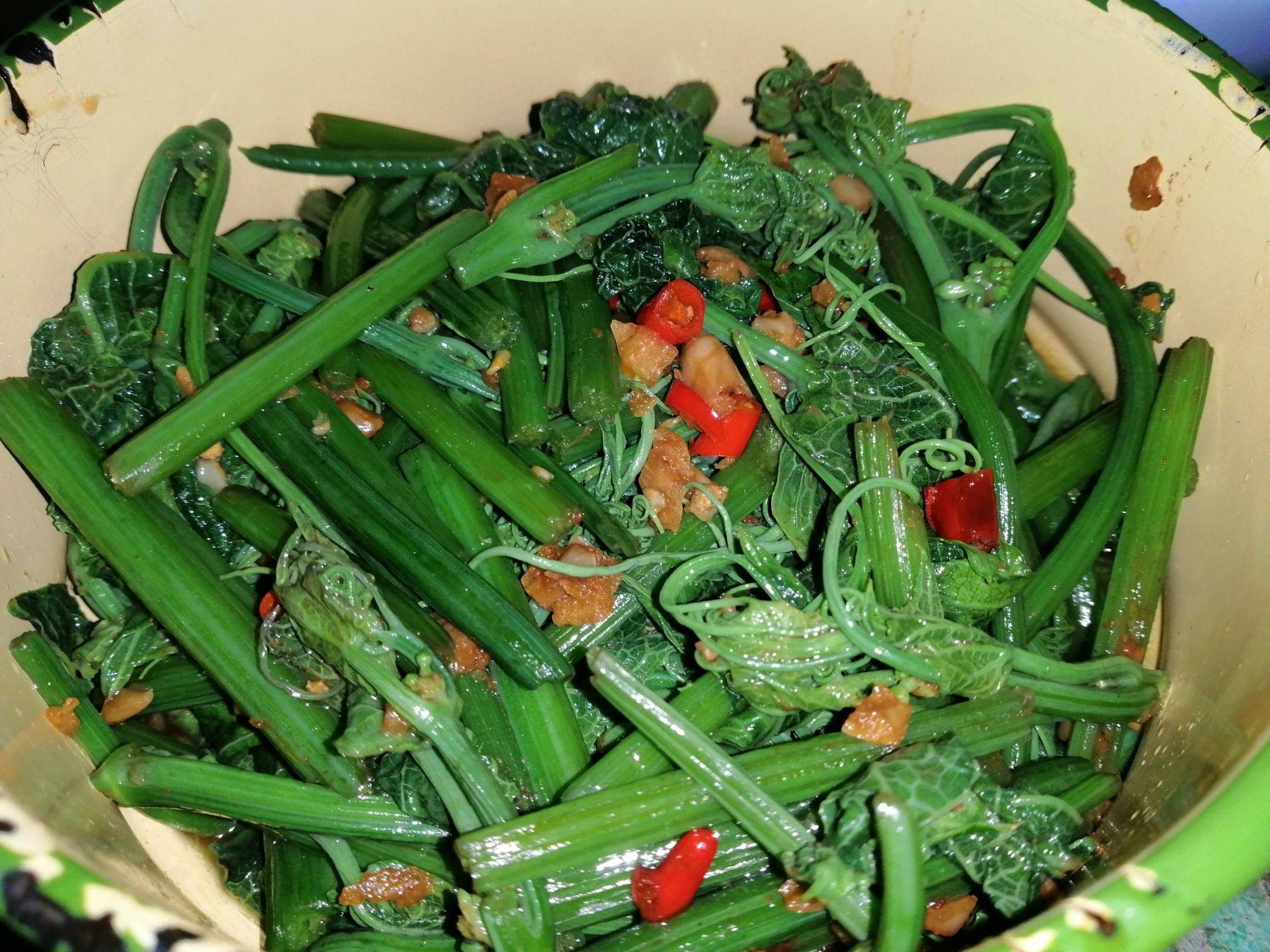 ผัดยอดมะระกระเทียมพริกสด