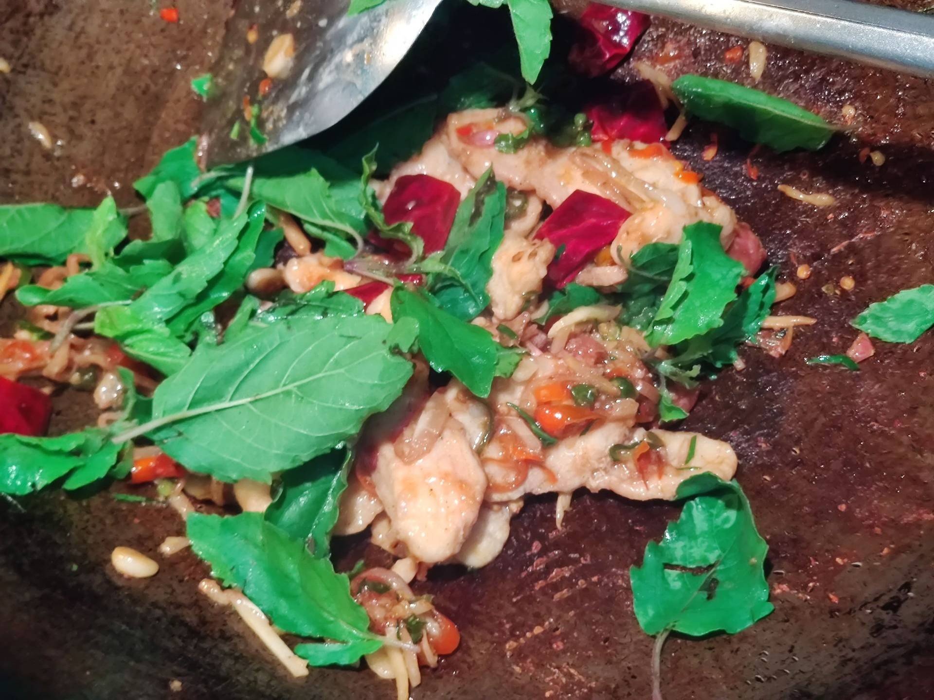 จระเข้ผัดขี้เมา กะเพราแดง