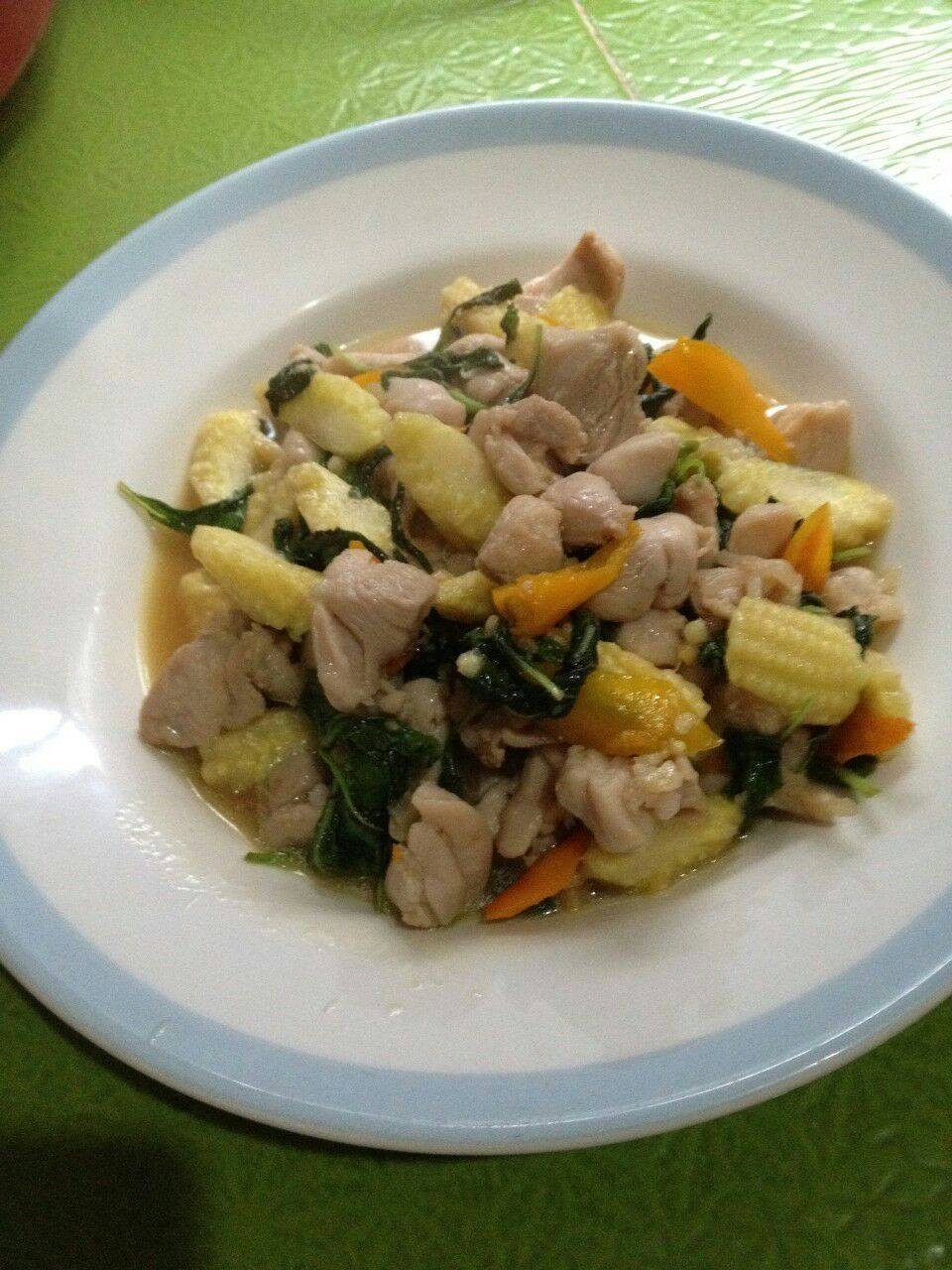 ไก่กระเพราพริกเหลือง