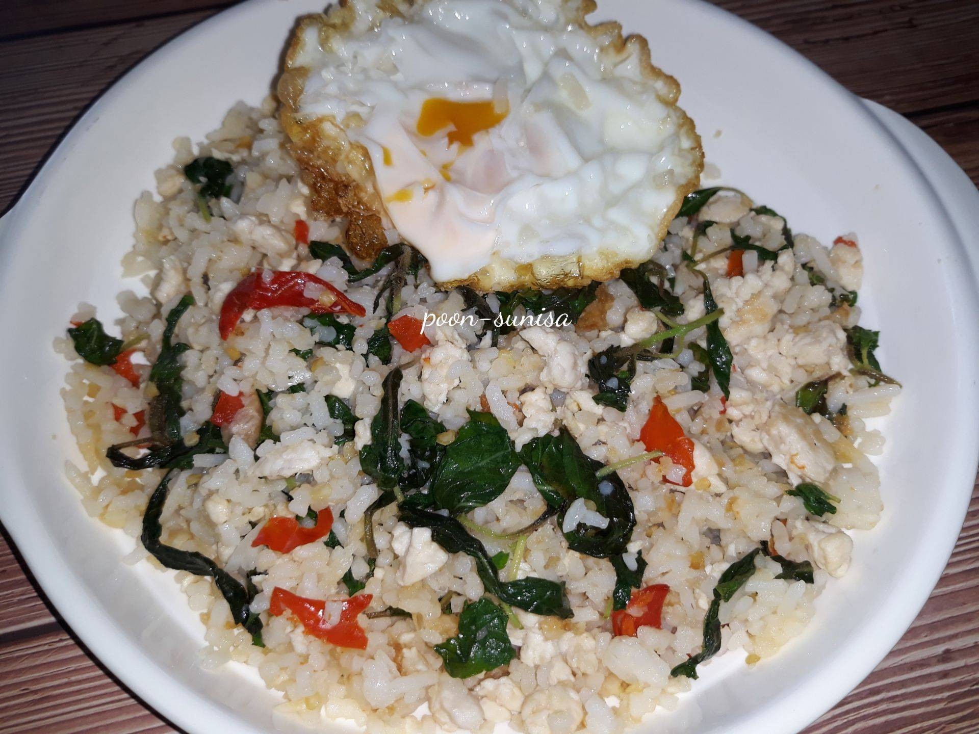 ข้าวคลุกผัดกะเพราไก่