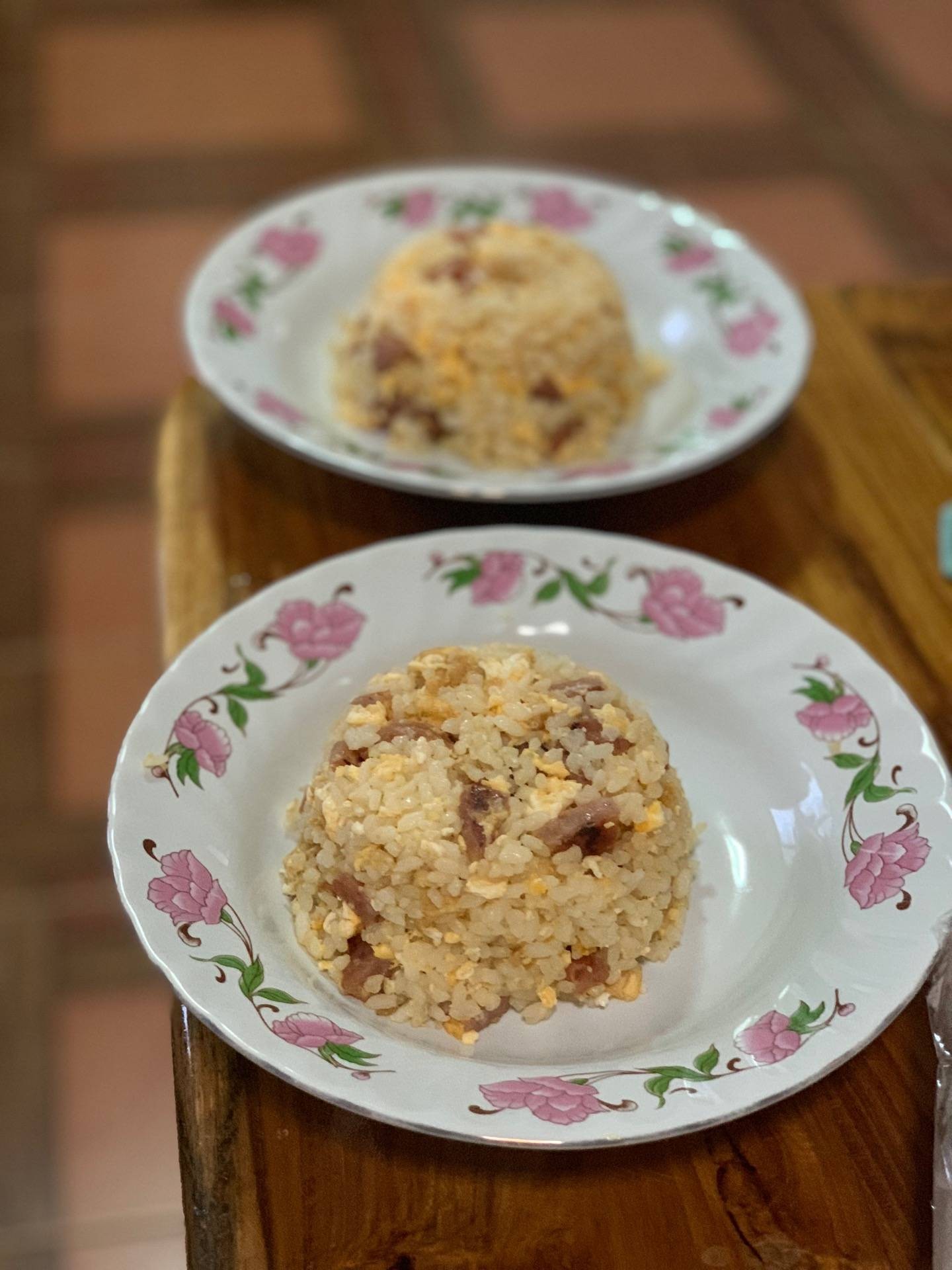 ข้าวผัดกุนเชียง On Topด้วยไส้กรอก