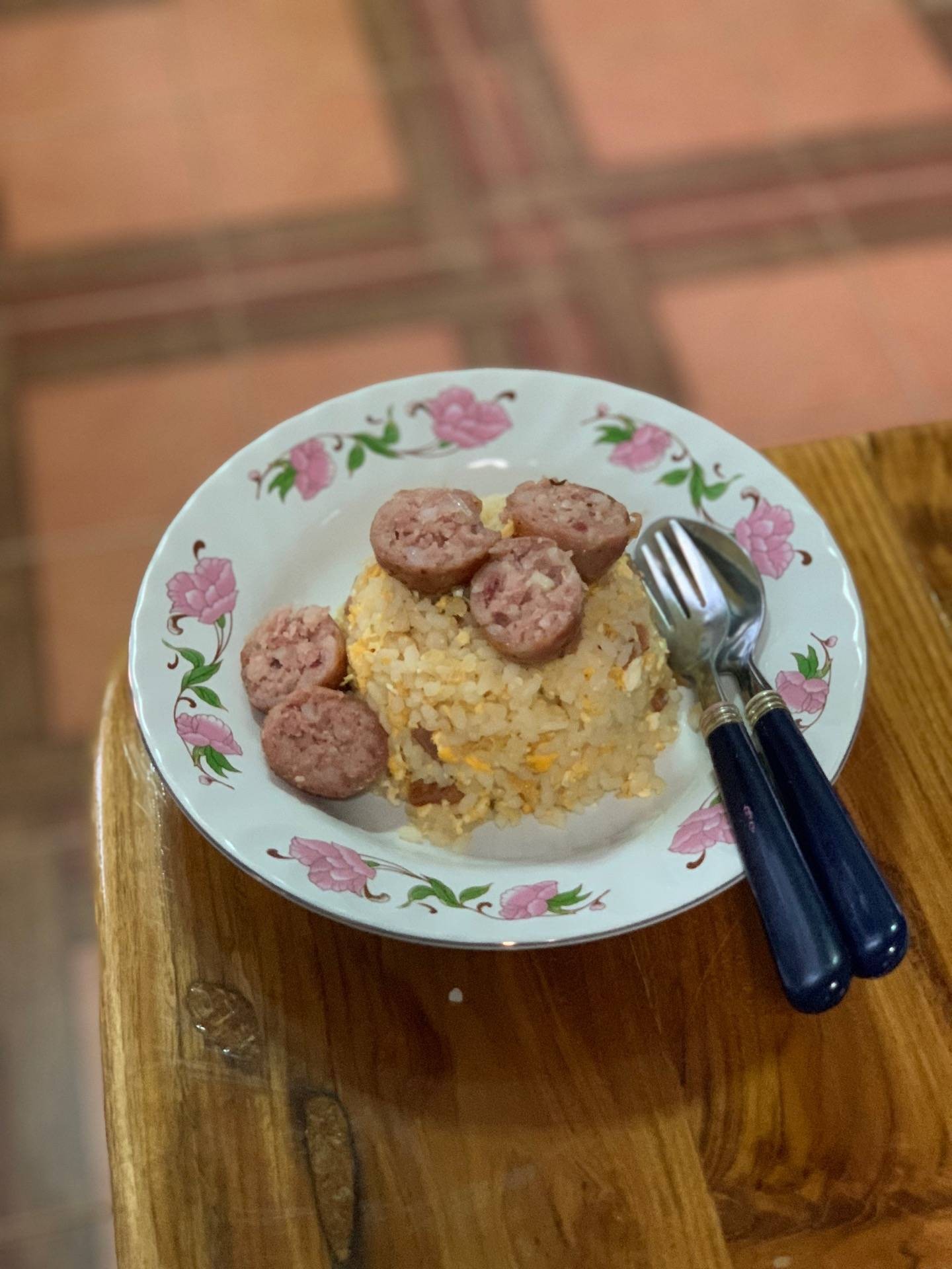 ข้าวผัดกุนเชียง On Topด้วยไส้กรอก