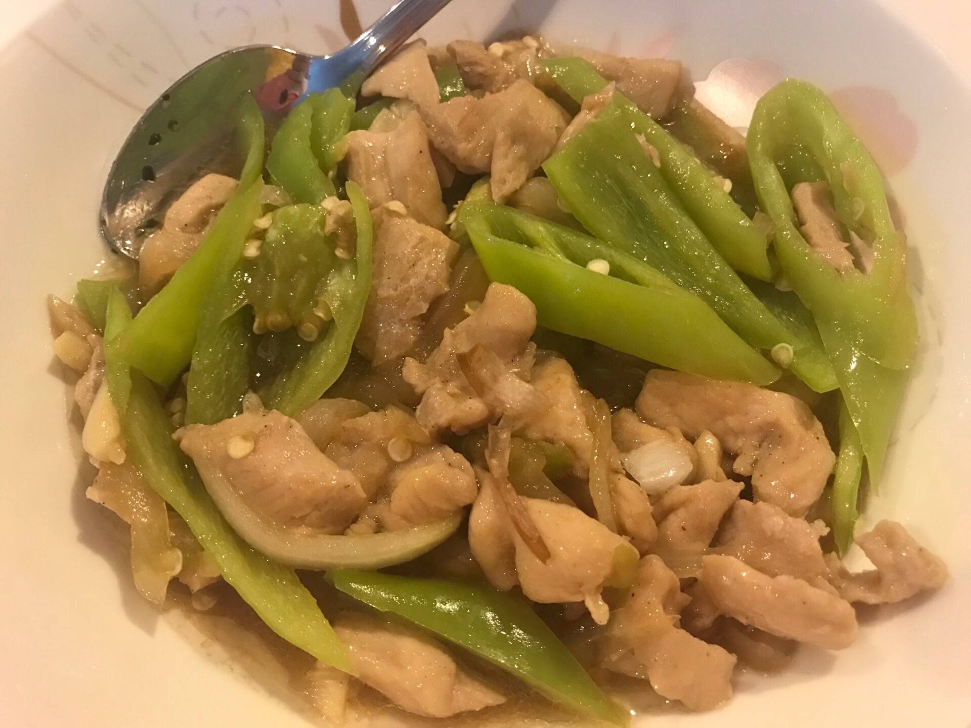 เนื้อไก่นุ่มผัดพริกหยวก