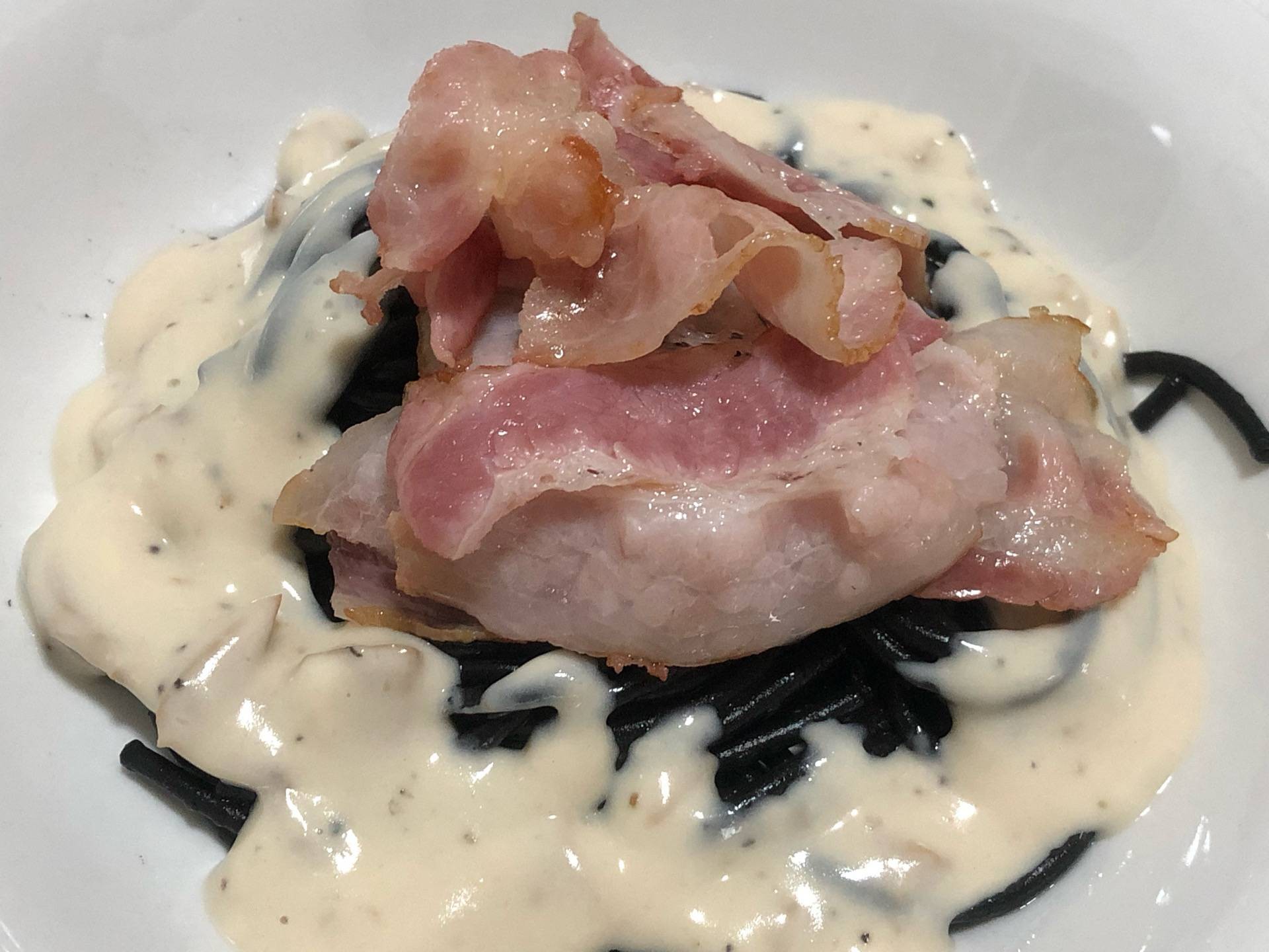 สปาเกตตี้เส้นดำคาโบนารา