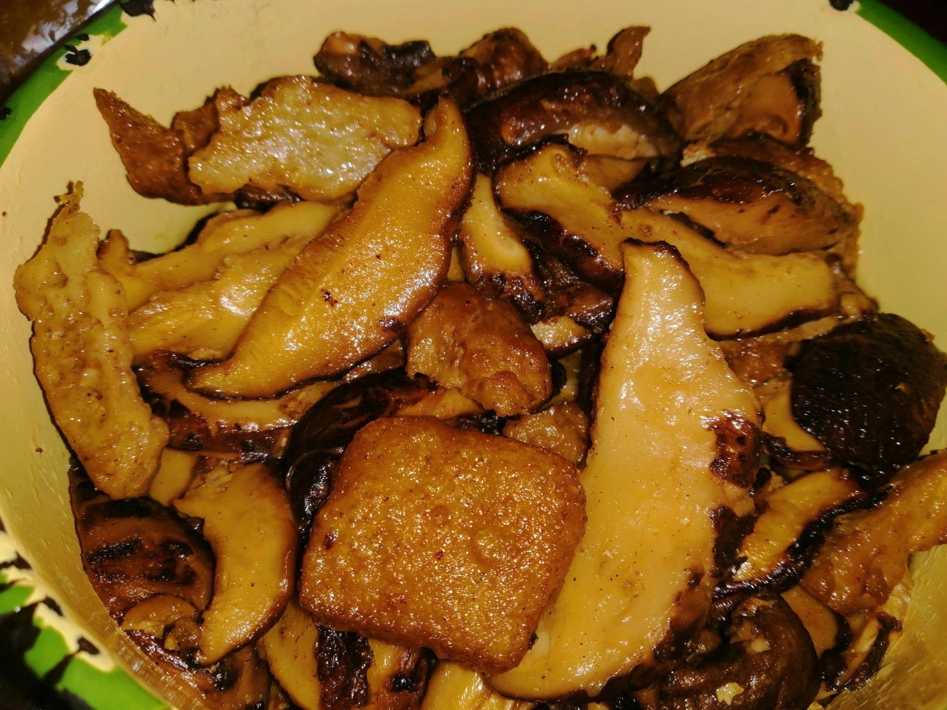 เห็ดหอมคั่วพริกไทดำไส่เต้าหู้พวง