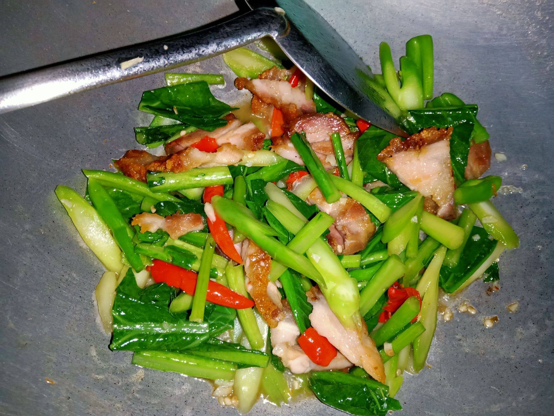 🌱 คะน้าหมูกรอบ 🐽