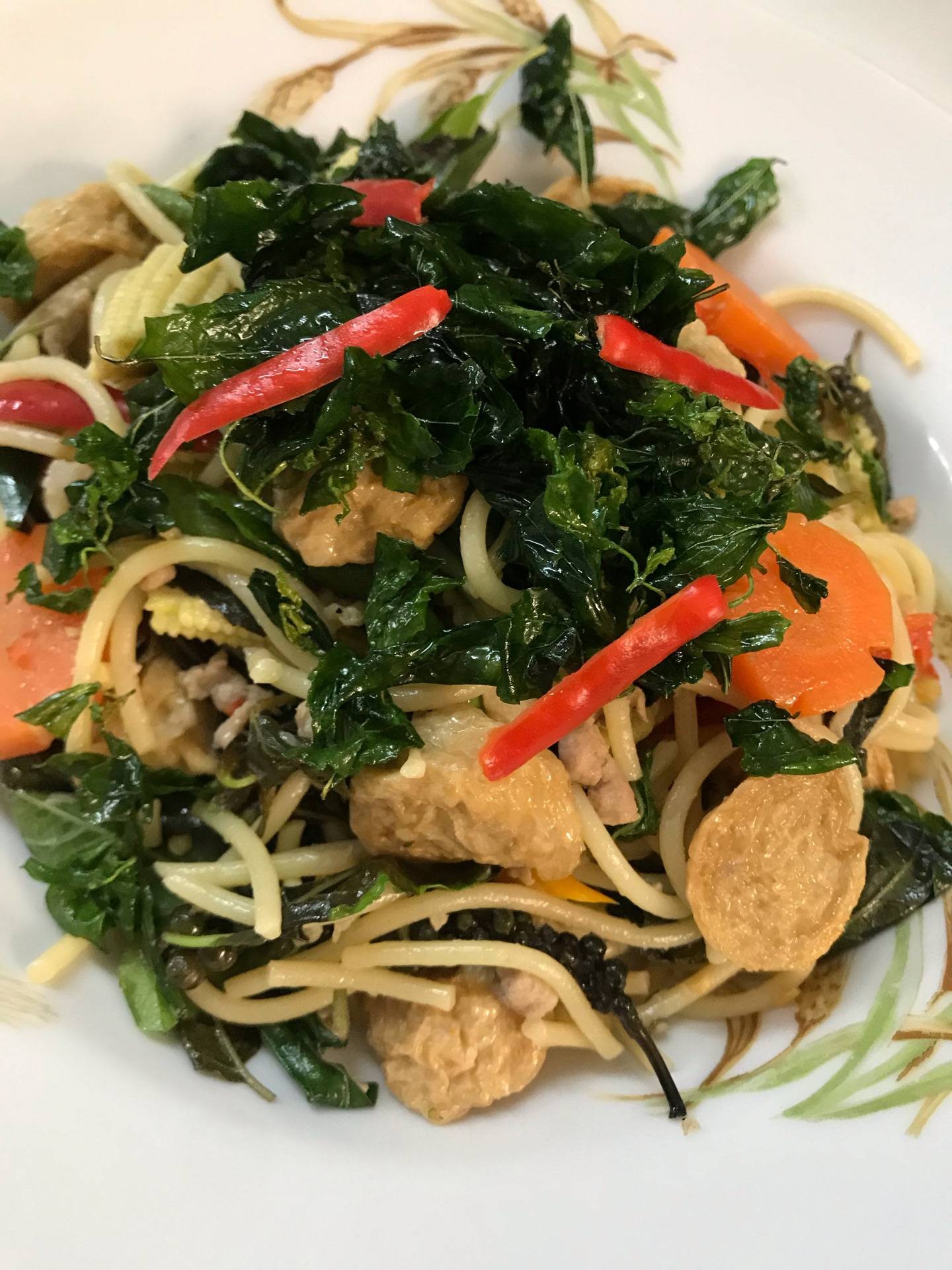 สปาเกตตีผัดขี้เมาลูกชิ้นทอด