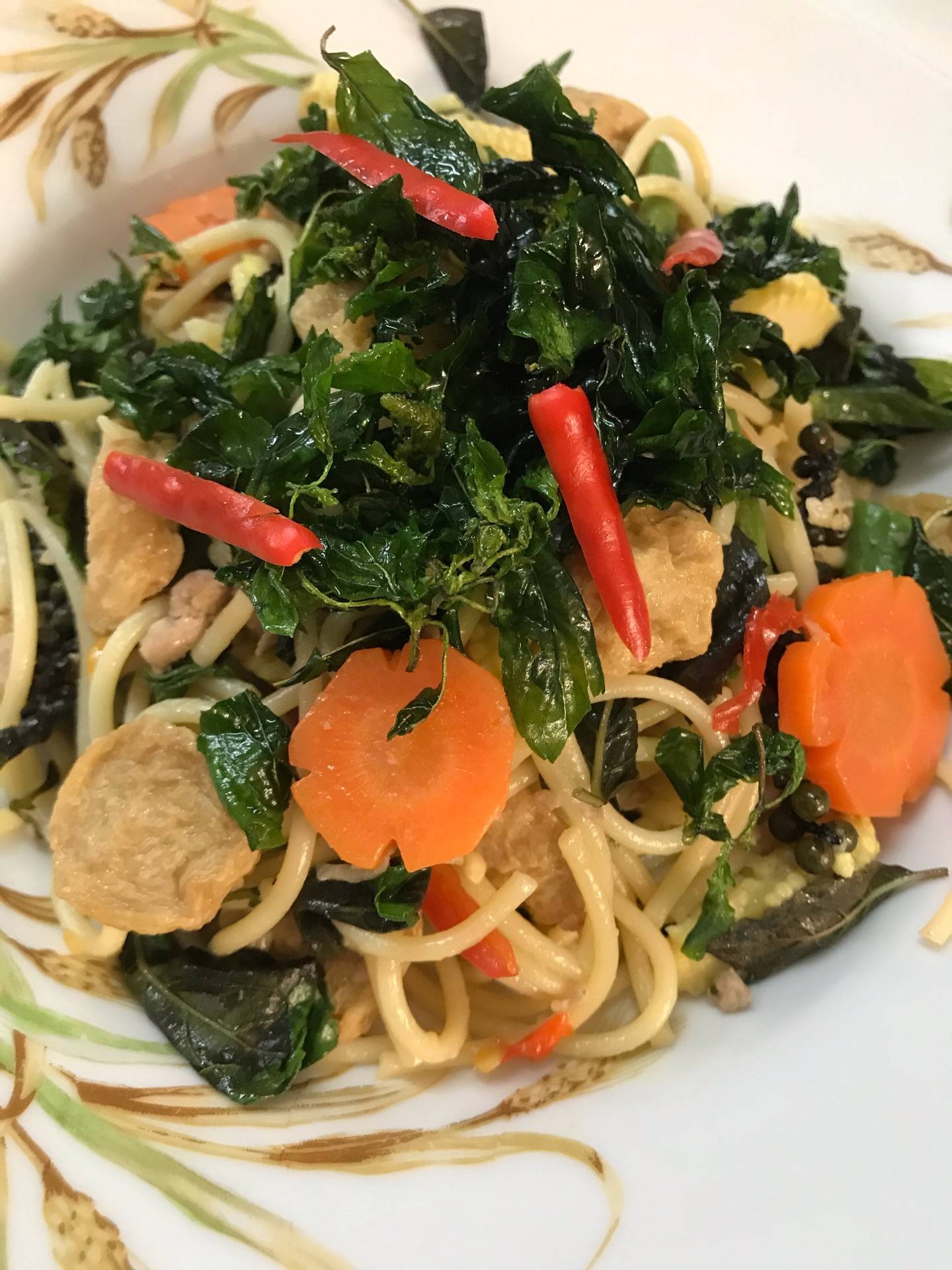 สปาเกตตีผัดขี้เมาลูกชิ้นทอด