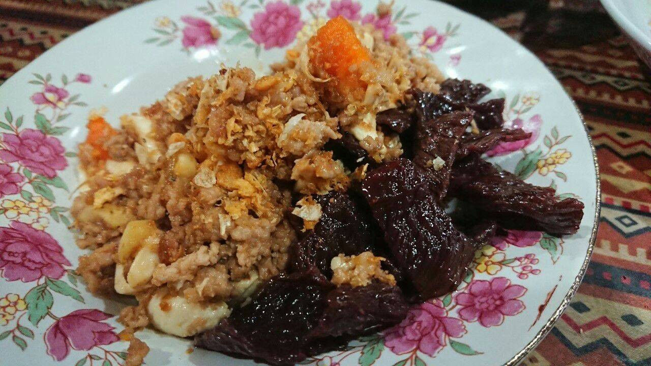 หมูสับผัดไข่เค็ม + เนื้อทอด