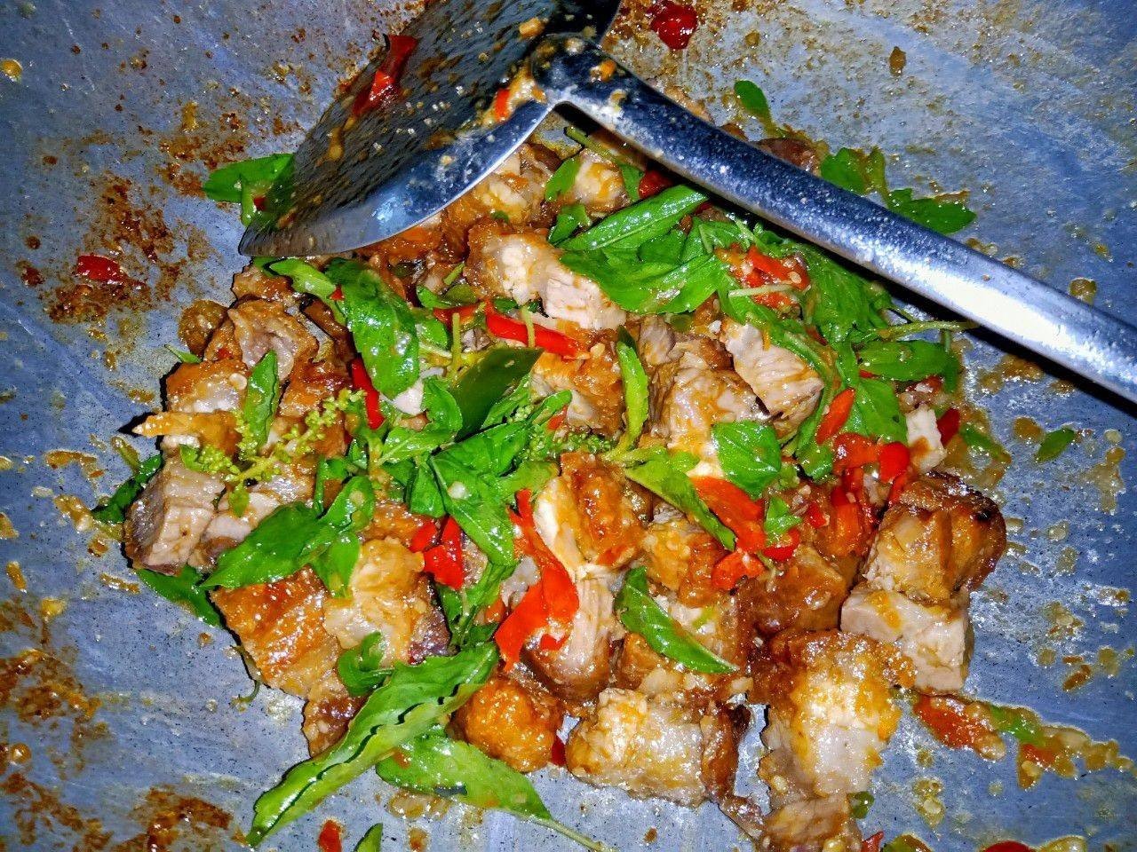 กะเพราหมูกรอบ 🌶️