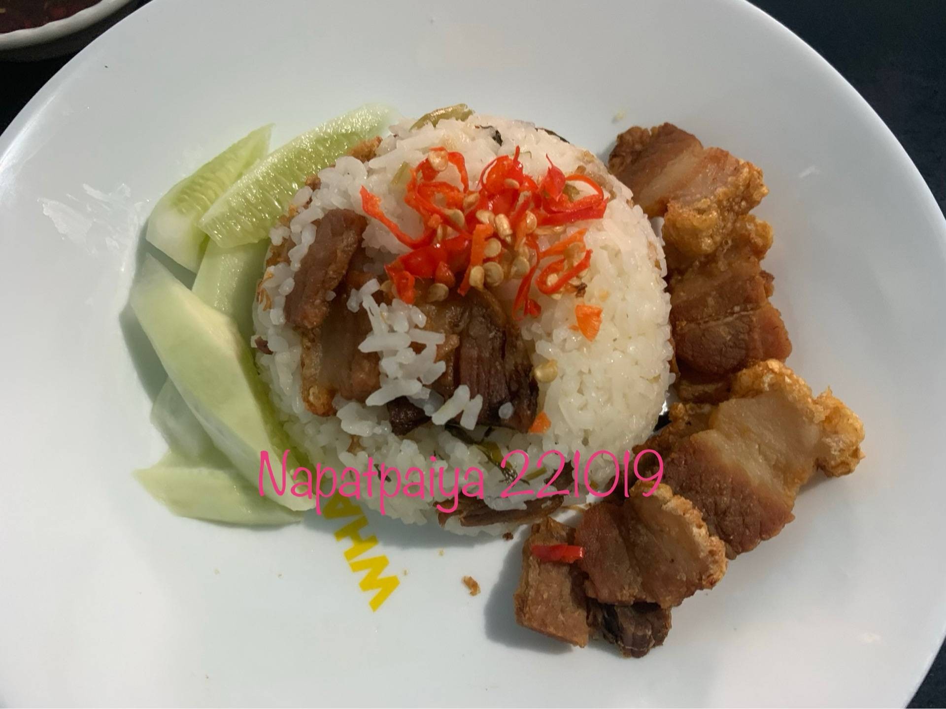 ข้าวผัดน้ำจิ้มซีฟู้ดหมูกรอบ