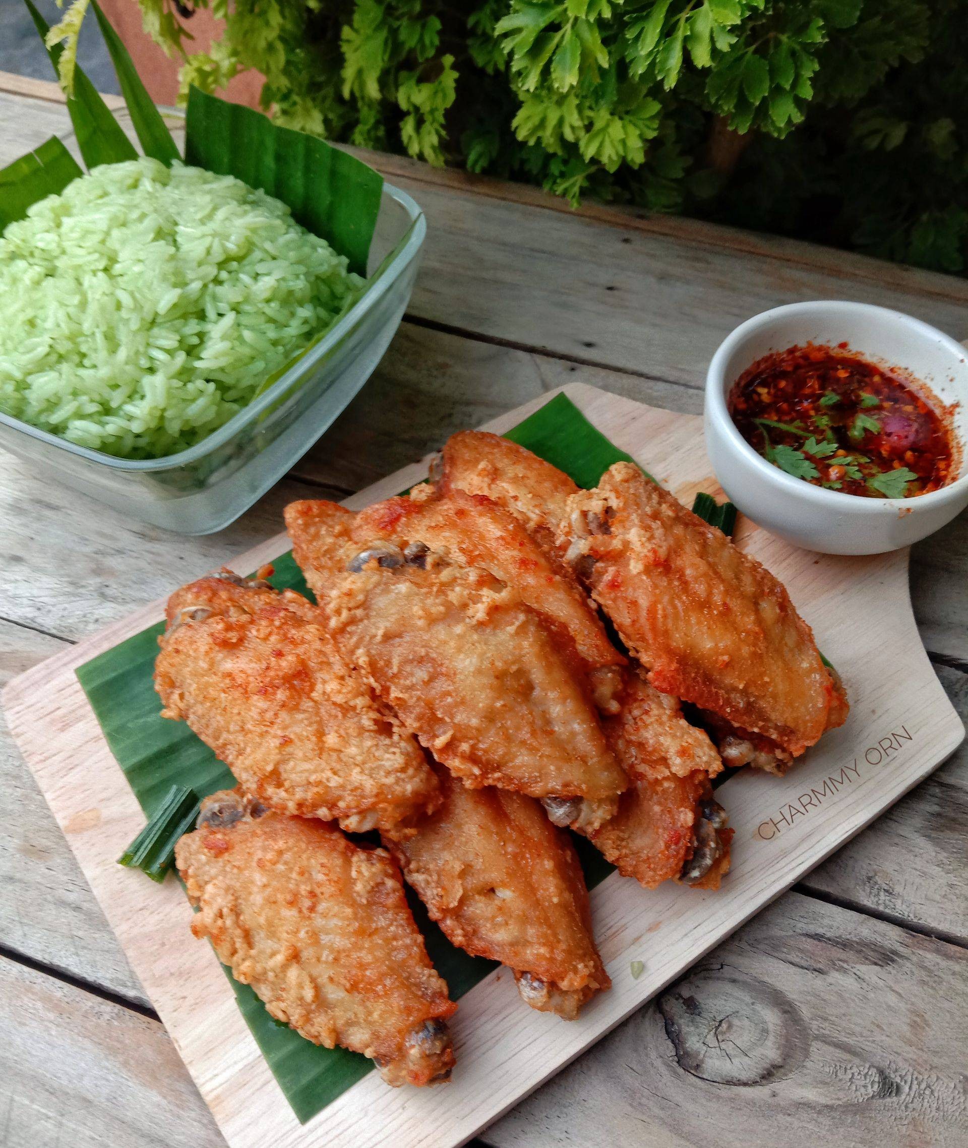 ปีกไก่ทอด+ข้าวเหนียวใบเตย