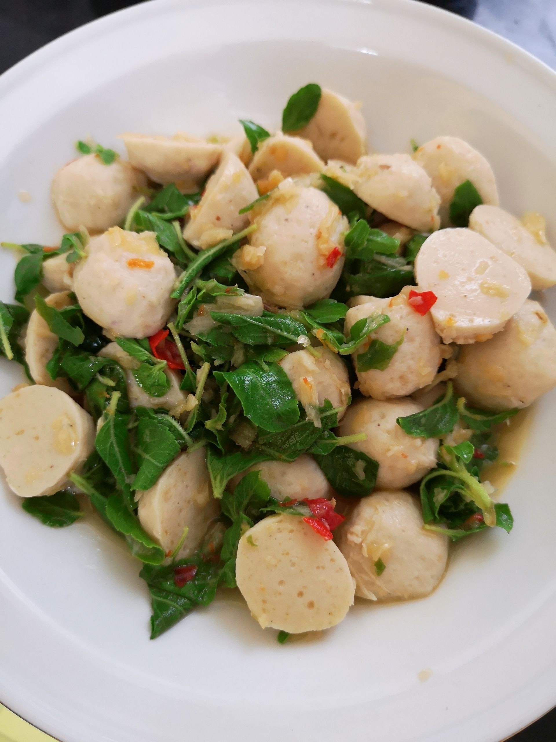 กะเพราลูกชิ้นปลา